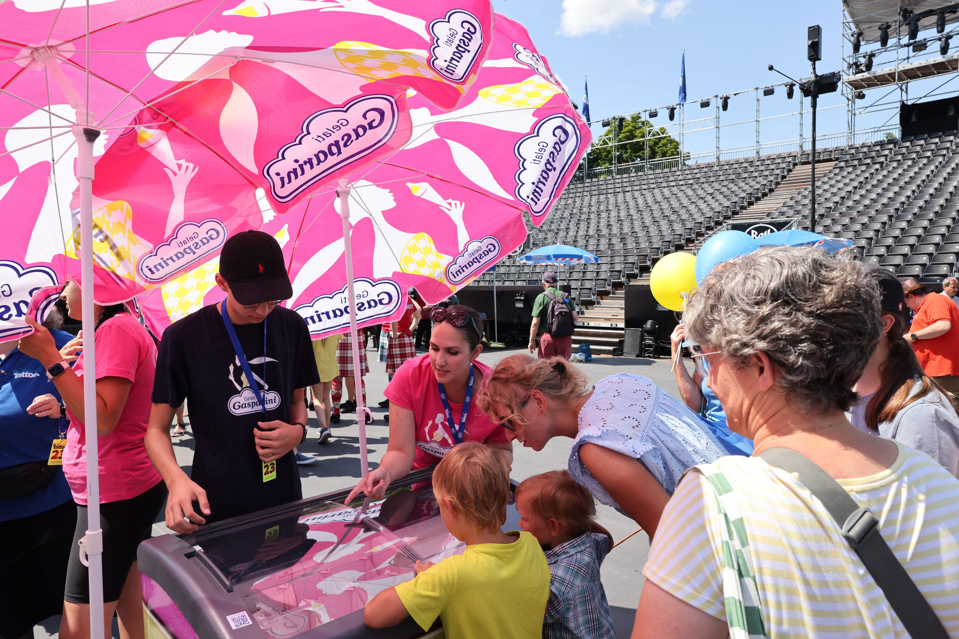 Die Kindern können sich eine Abkühlung mit einer Glace von Gelati Gasparini gönnen