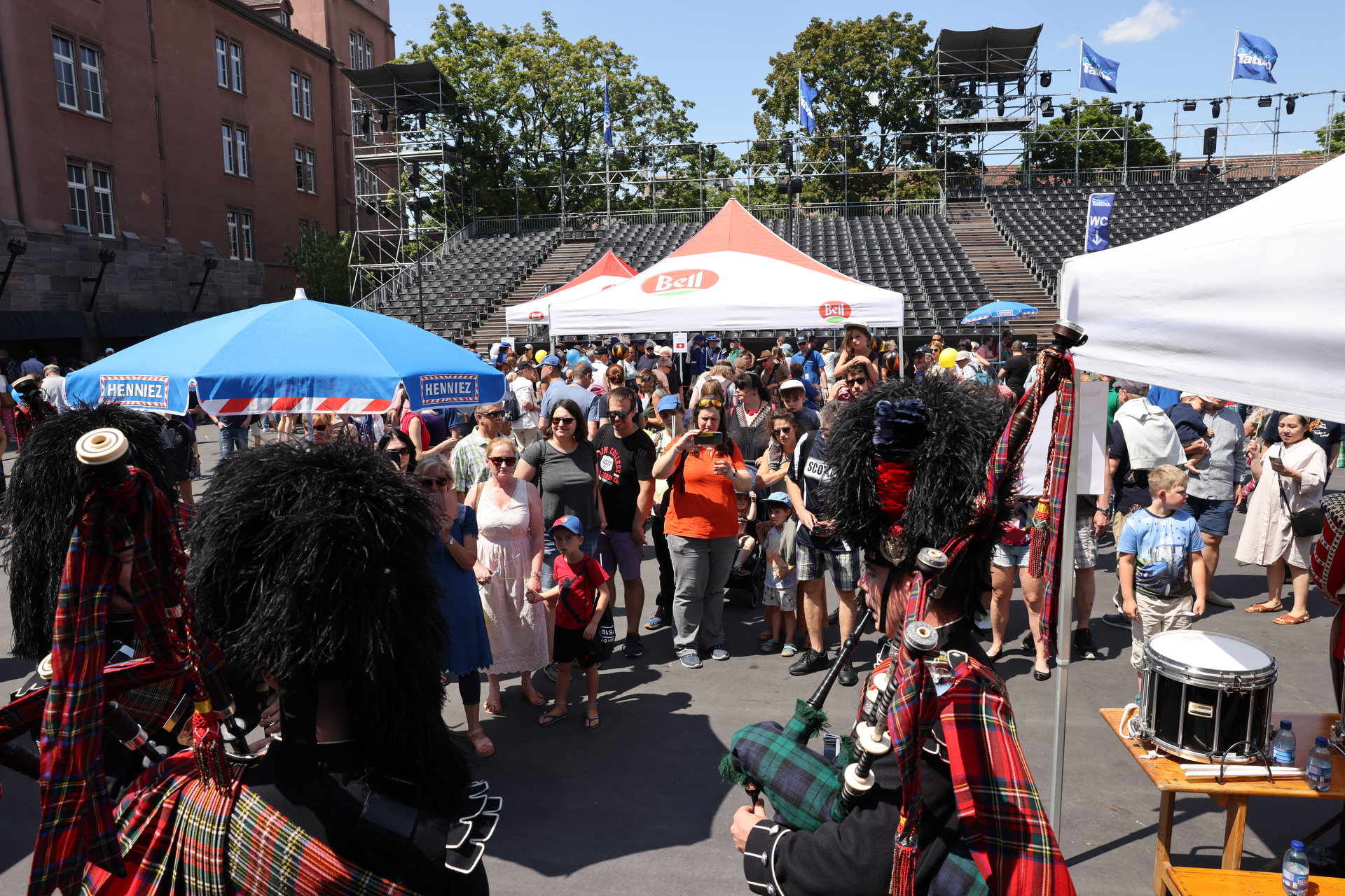 Eine kleine Vorstellung der Bands für die Besucher beim Kindertag in der Kaserne Basel