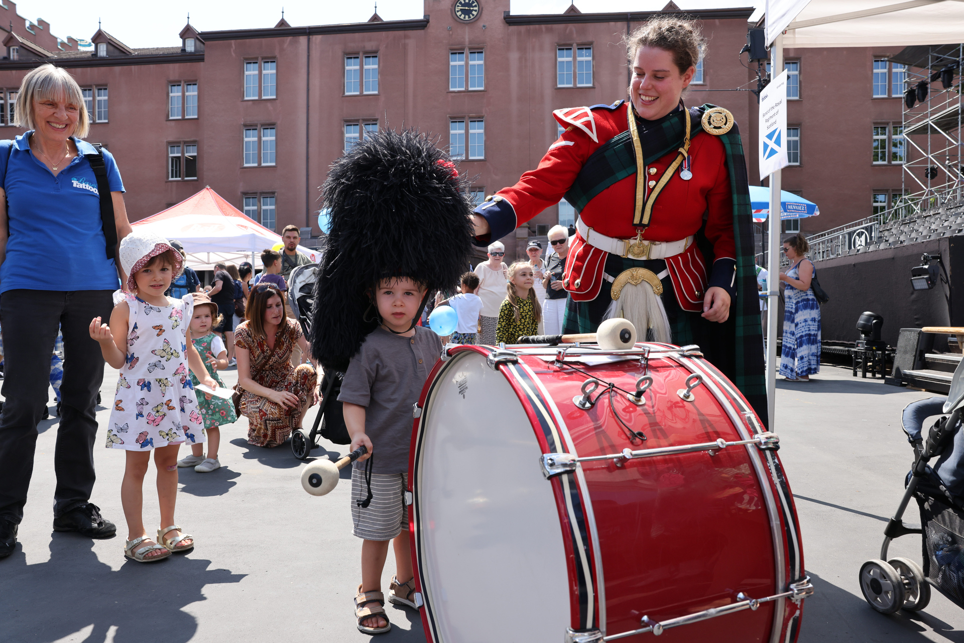 Ein Kind mit einem Bearskin-Hat und einem Tambour