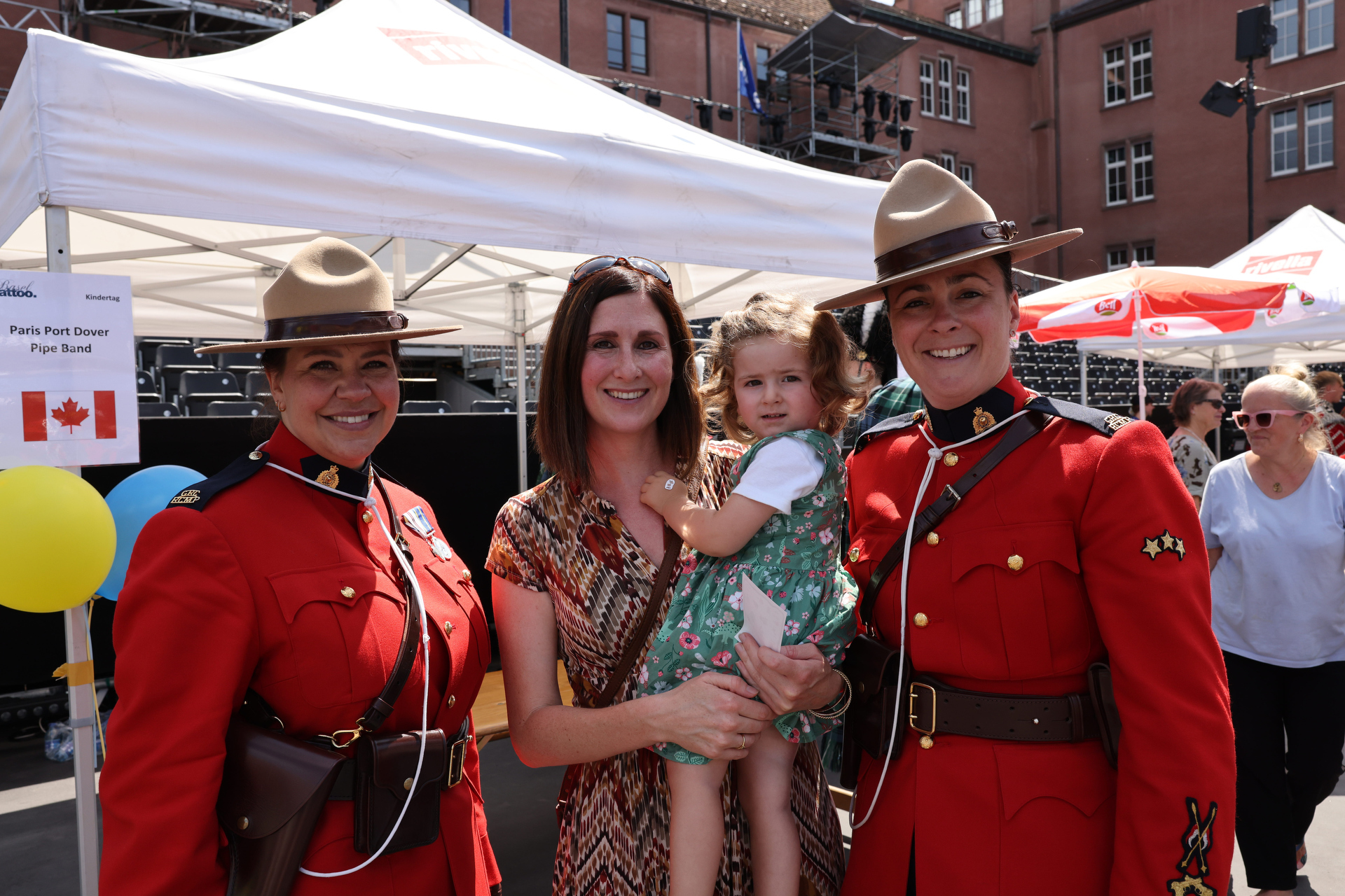 Ein Foto mit den Royal Canadian Mounted Police für Besucher*innen
