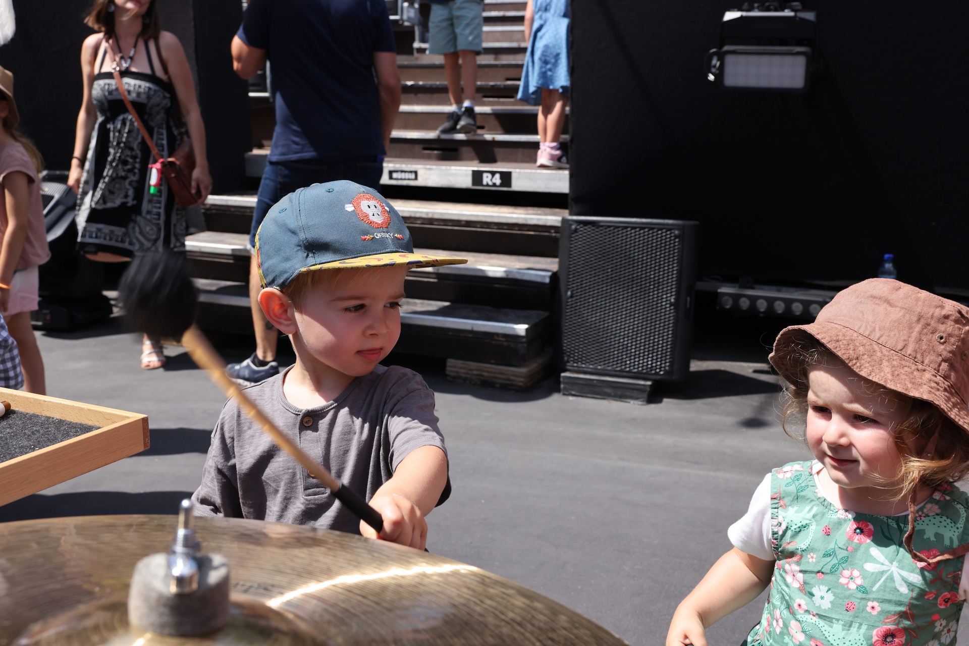 zwei Kinder am Kindertag des Basel Tattoos