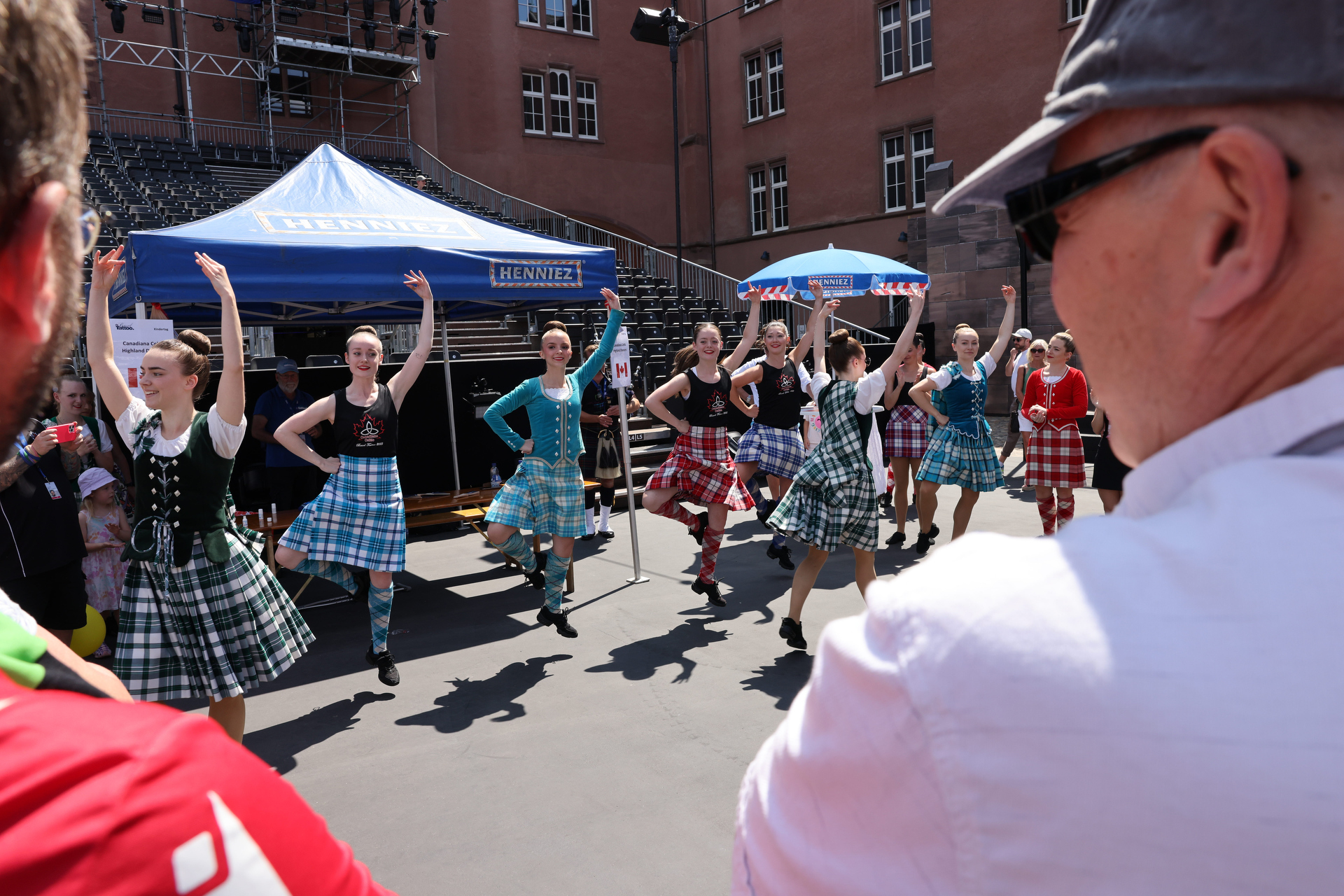 Eine Tanzvorlage der Canadiana Celtic Highland Dancers am Kindertag des Basel Tattoos