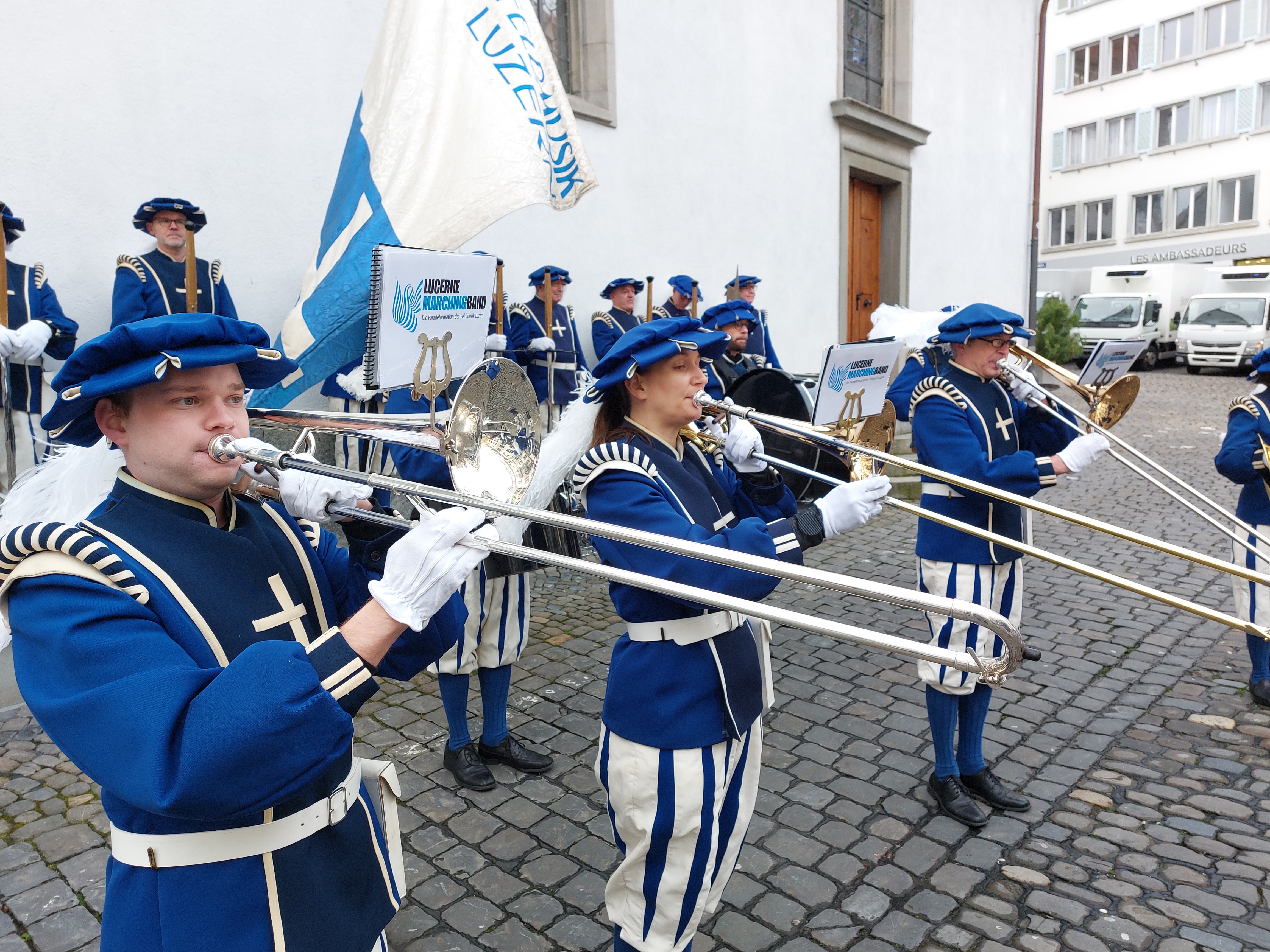 Drei die Posaune spielen bei der Lucerne Marching Band während der öffentlichen Probe 2023