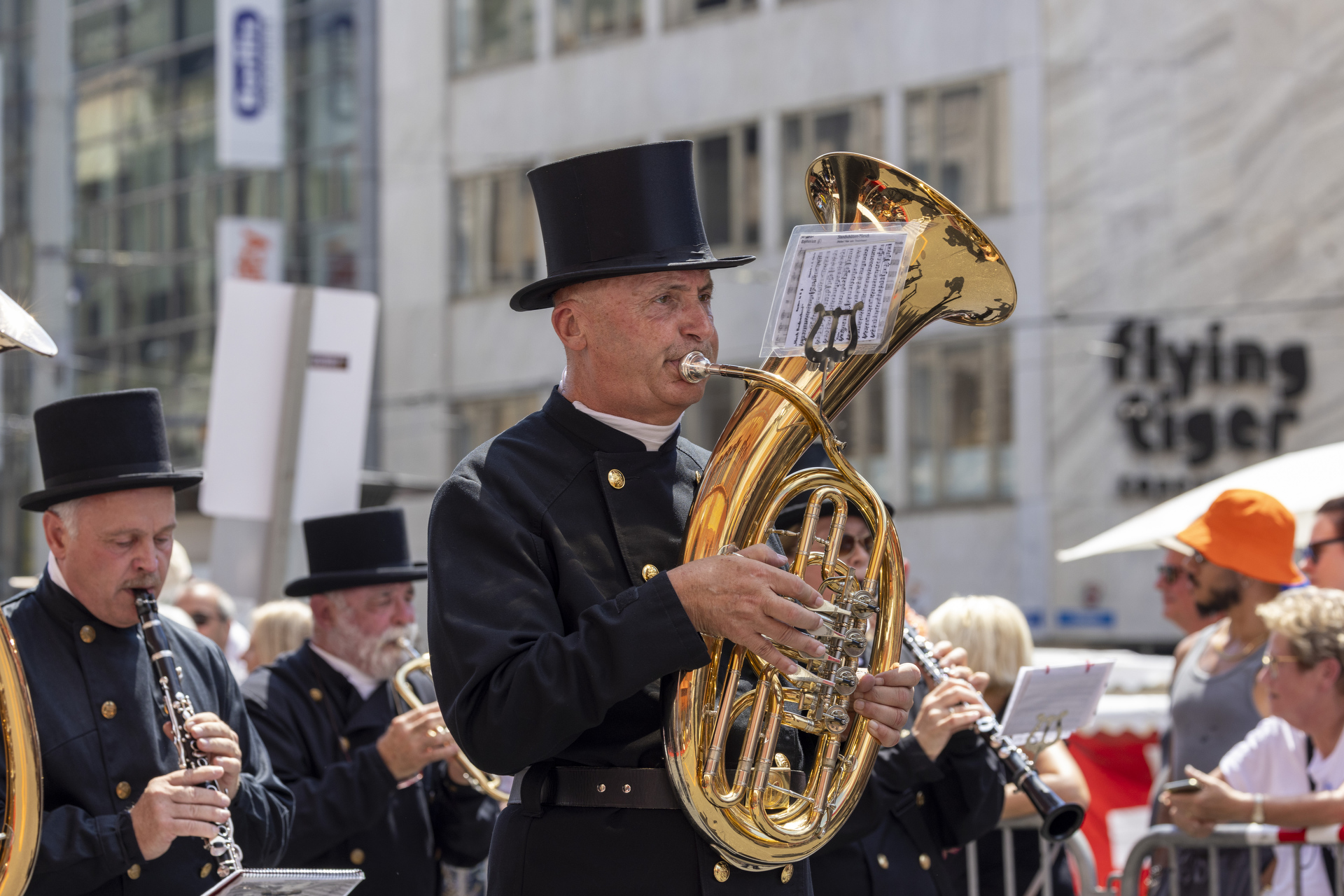 Ein Musiker mit einer originalen Kaminfeger Uniform an der Basel Tattoo Parade.