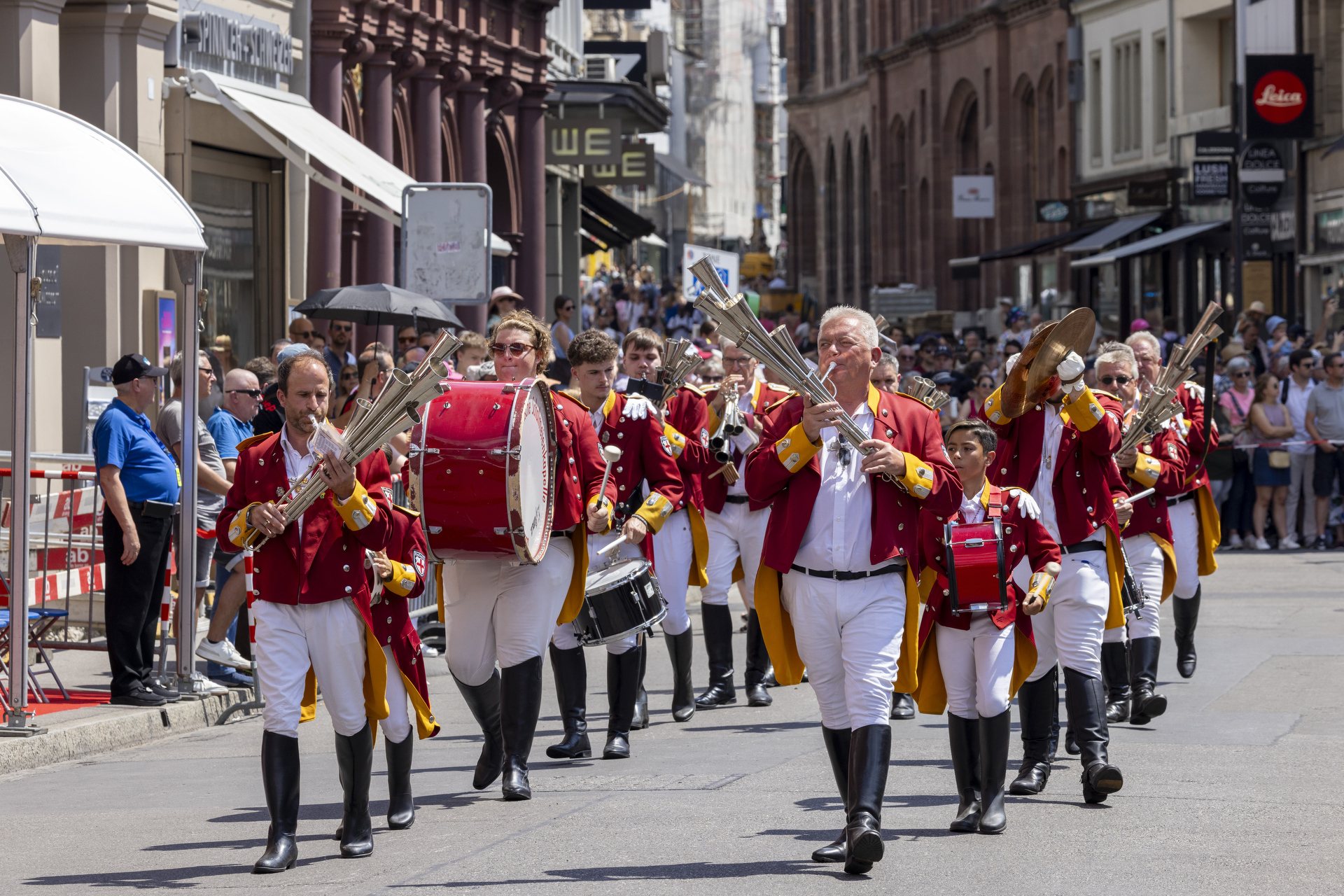 Eine englische Formation an der Basel Tattoo Parade