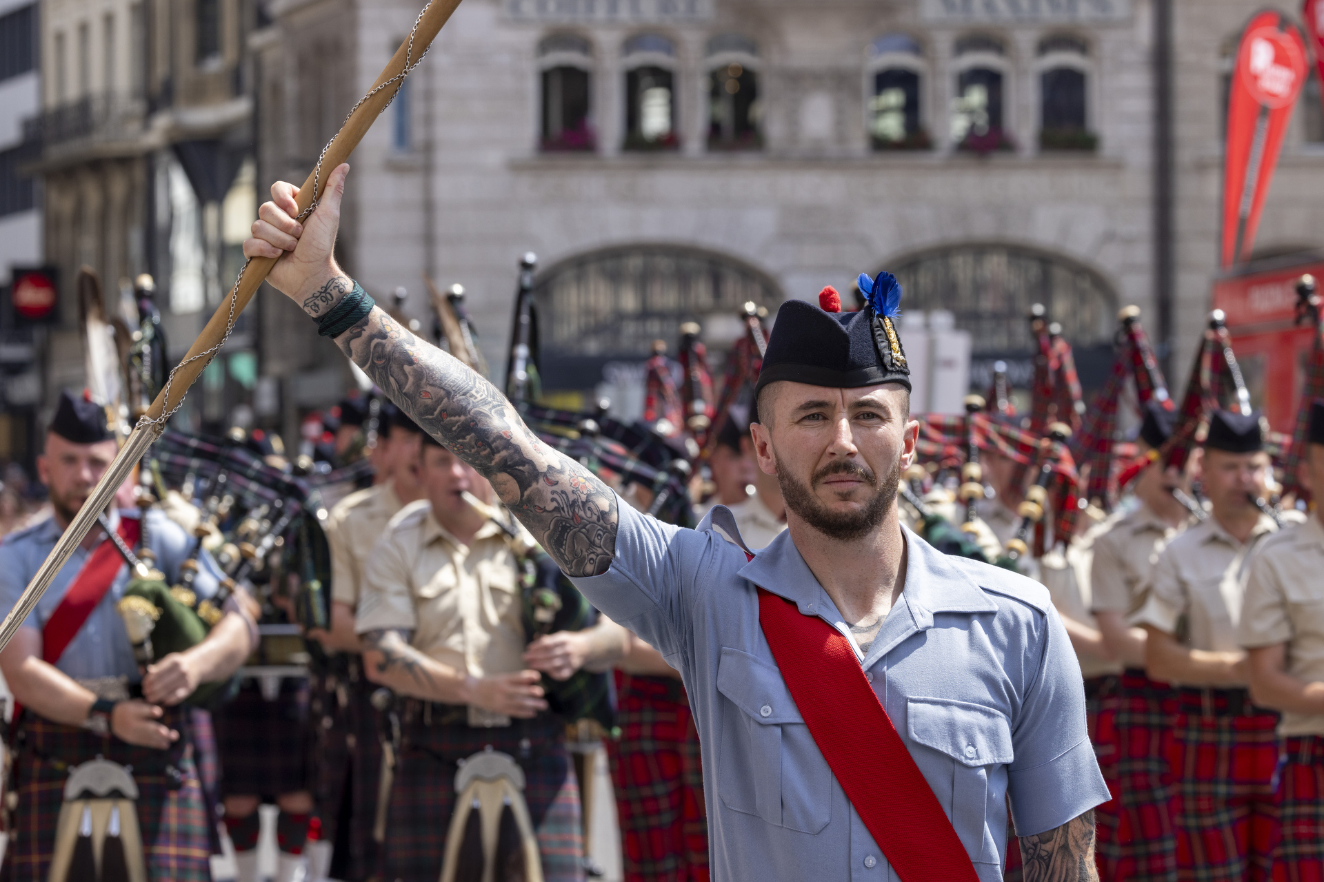 Ein Dirigent an der Basel Tattoo Parade 