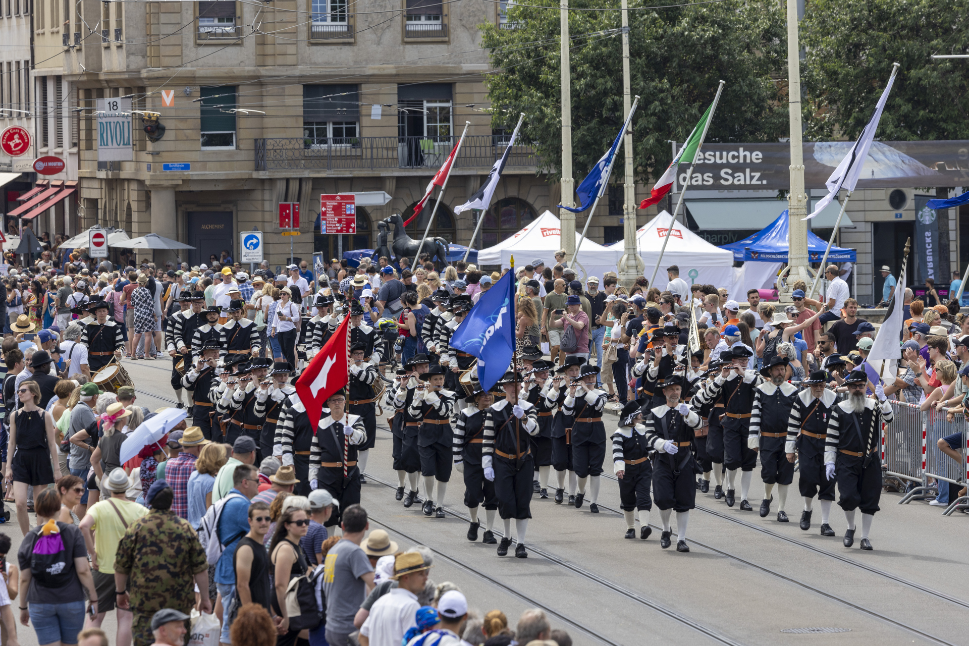 Eine Formation aus Basel an der Basel Tattoo Parade