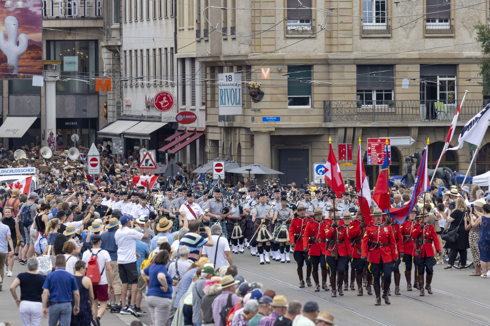 Verschiedene Formationen an der Basel Tattoo Parade