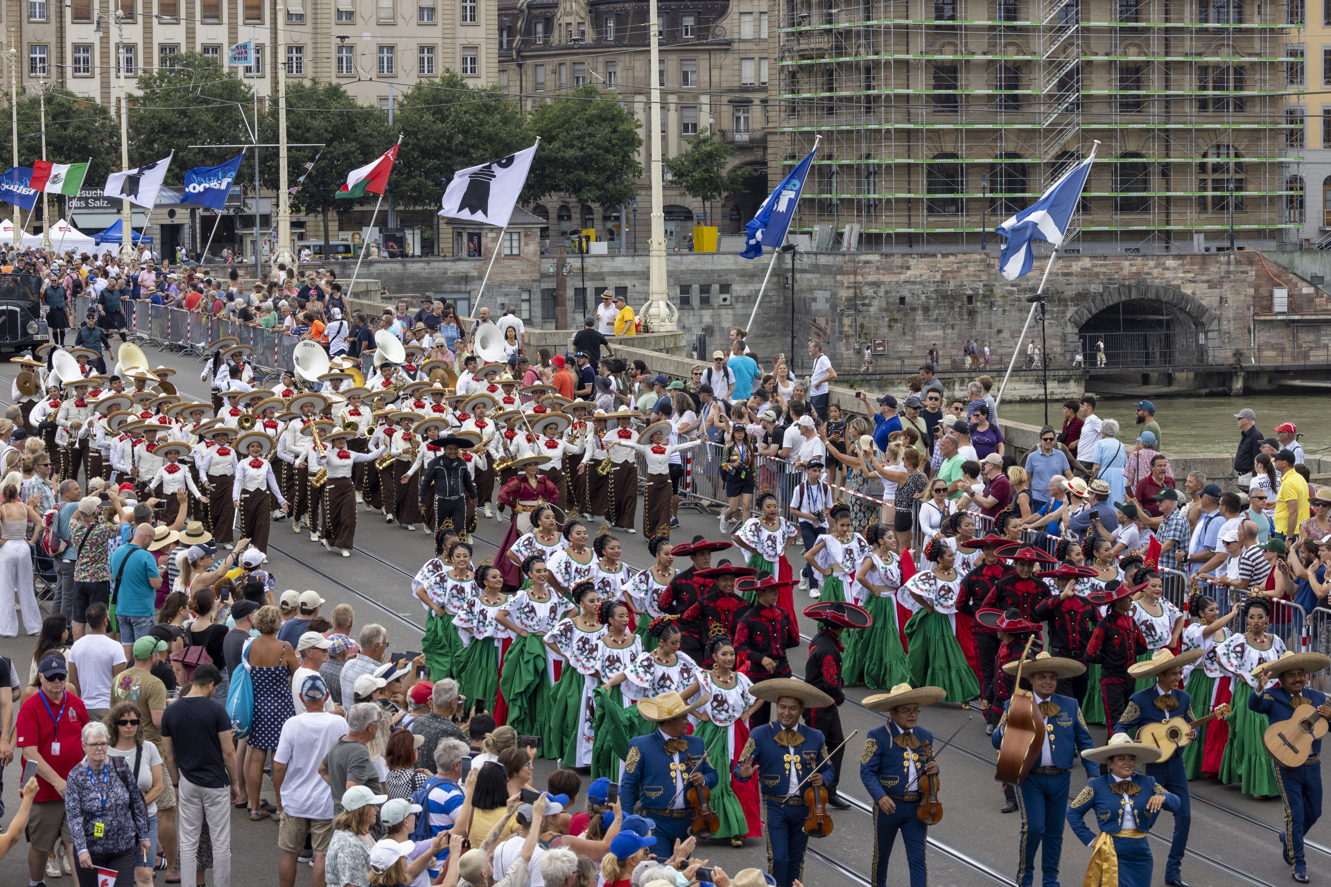 Verschiedene Formationen bei der Basel Tattoo Parade auf der Mittleren Brücke in Basel 