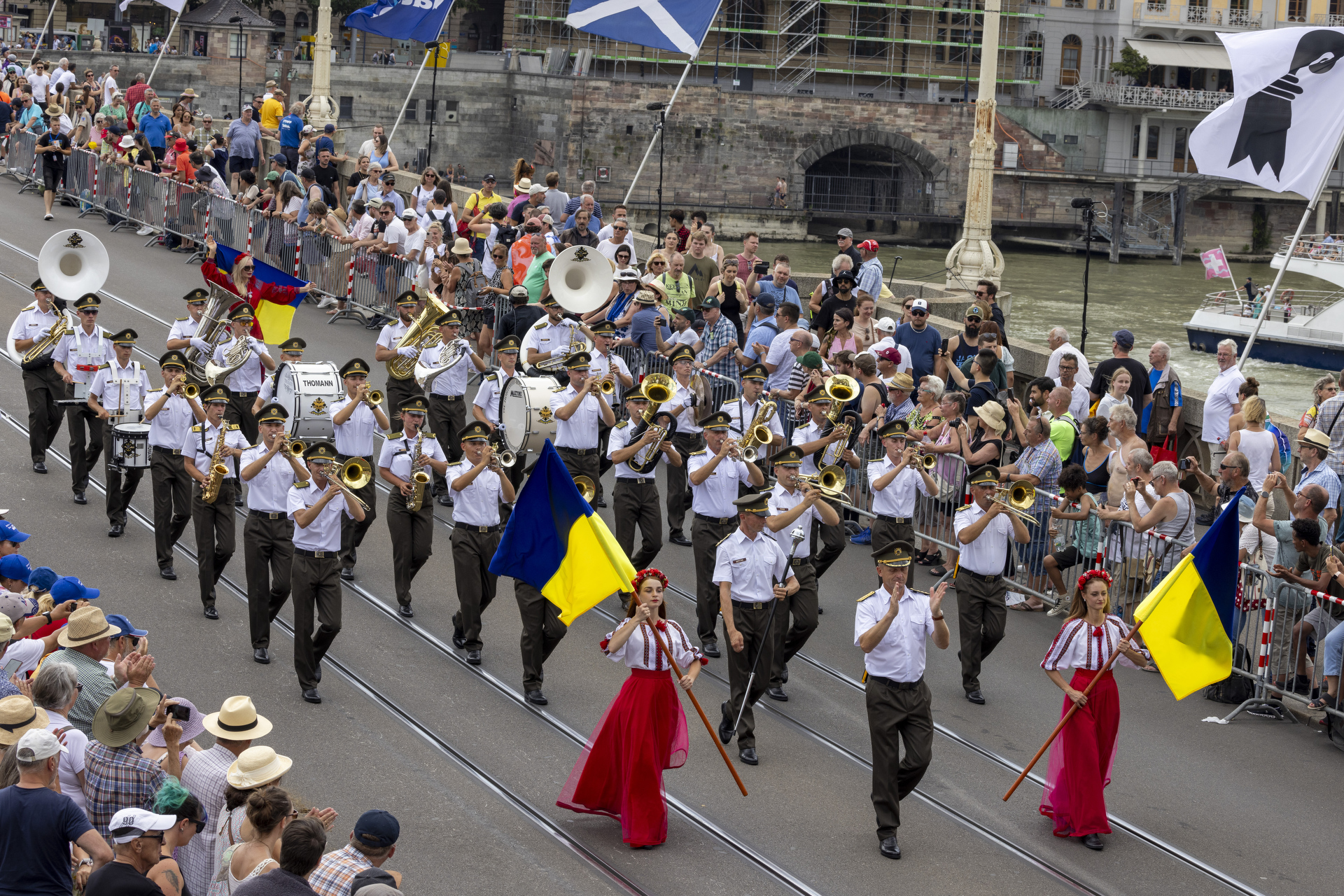 Eine Formation mit ukrainischen Flaggen