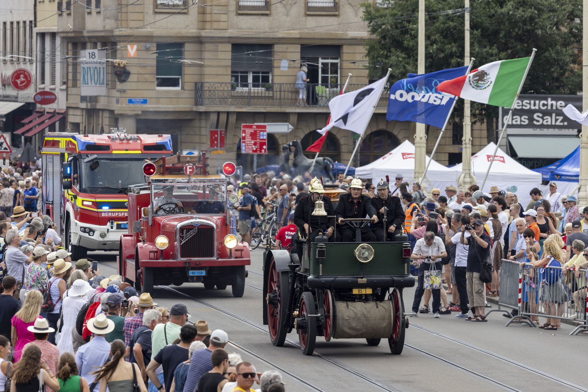 Verschiedene Oldtimer fahren bei der Basel Tattoo Parade mit.