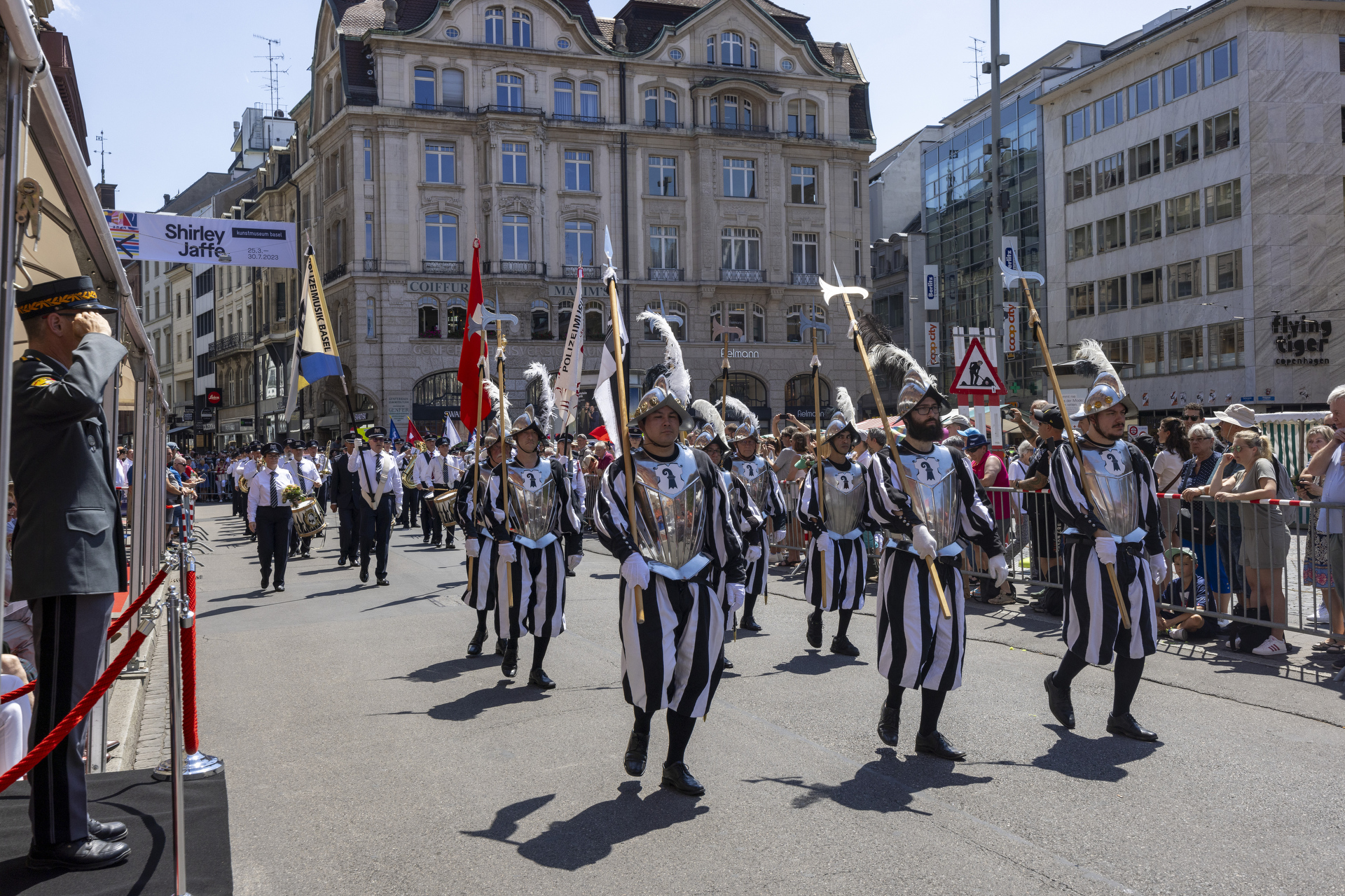 Basel Tattoo Garde bei der Basel Tattoo Parade