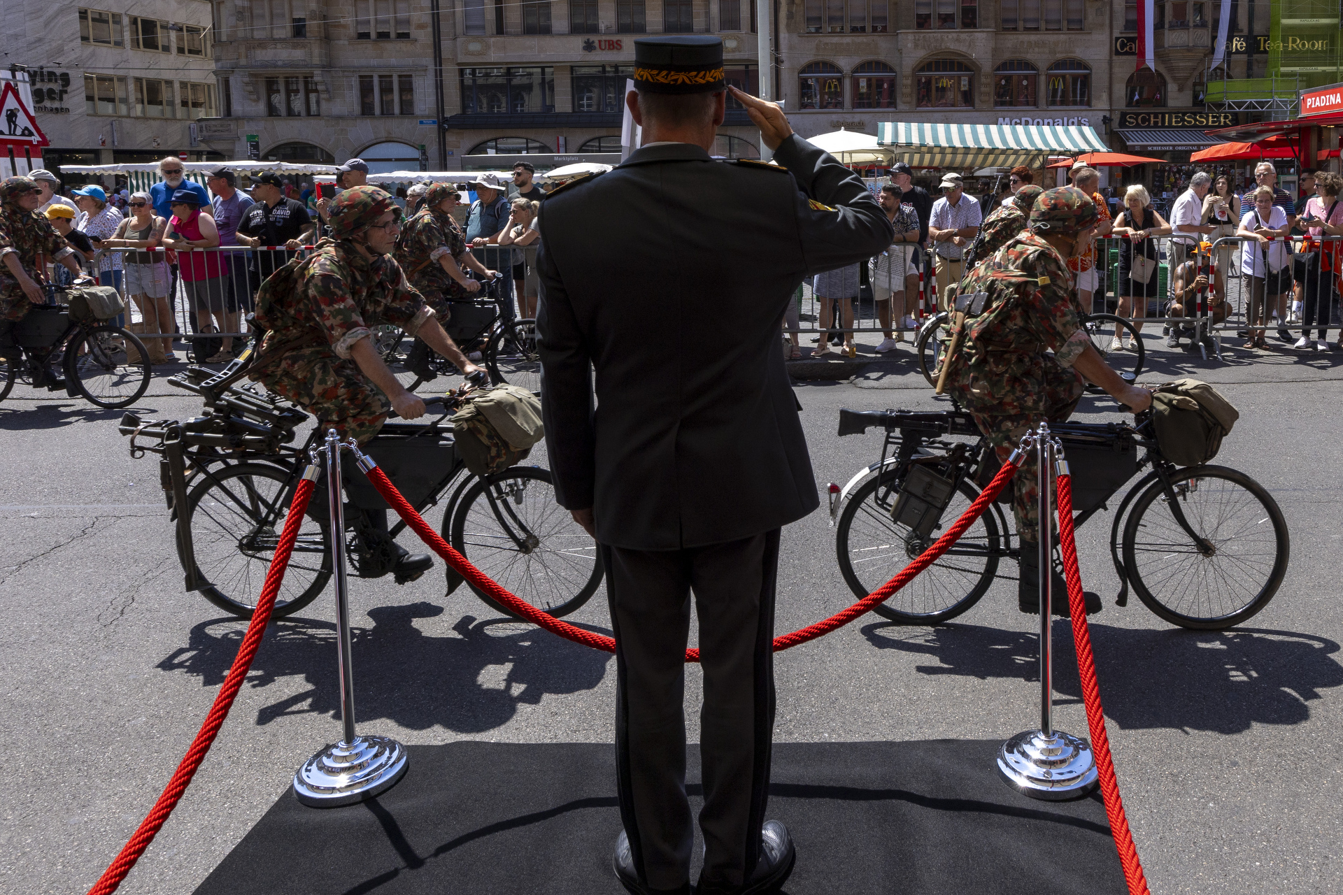 Ein salutierender Mann in Uniform