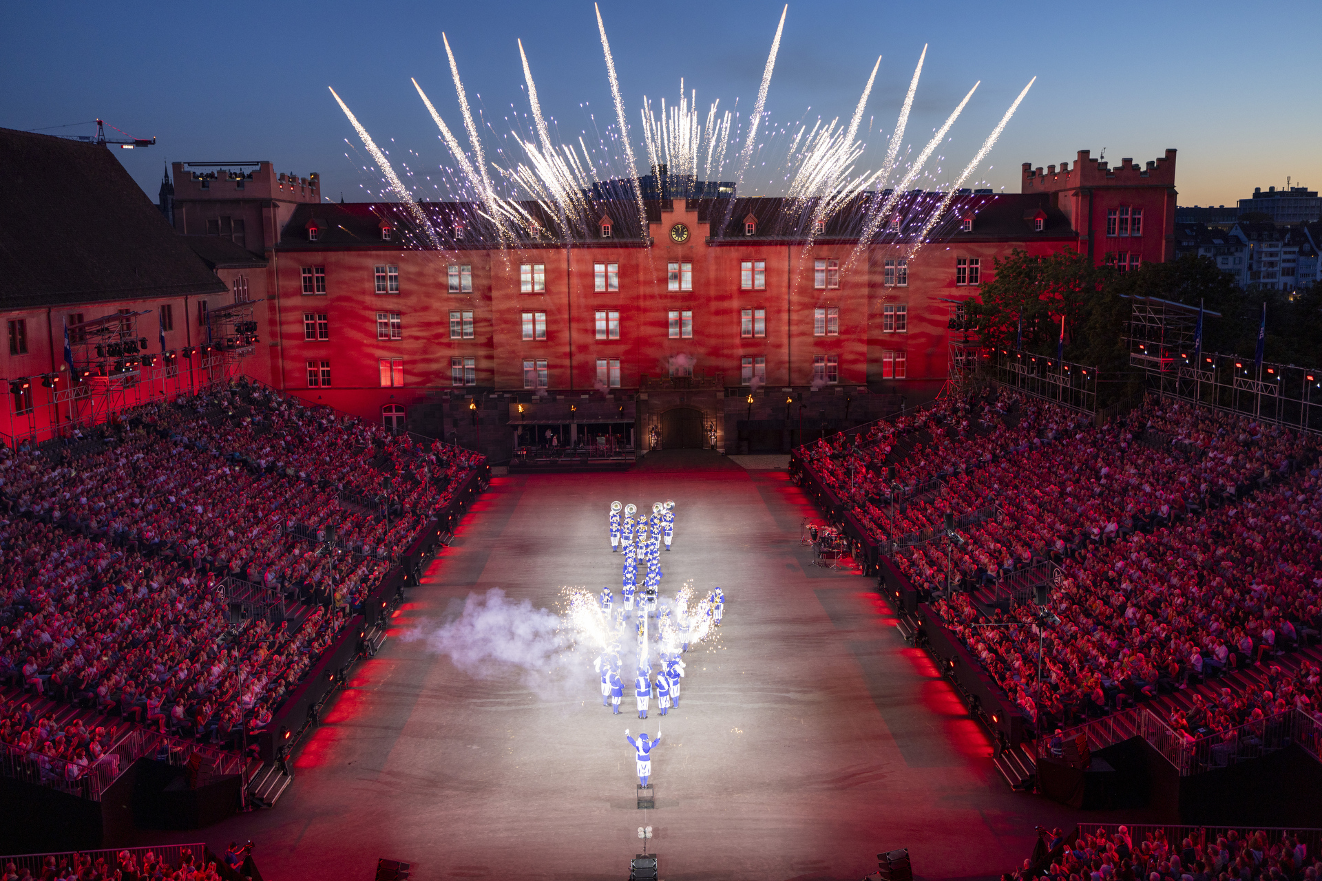 Die Kaserne Basel bei Sonnenuntergang mit Feuerwerk 2023