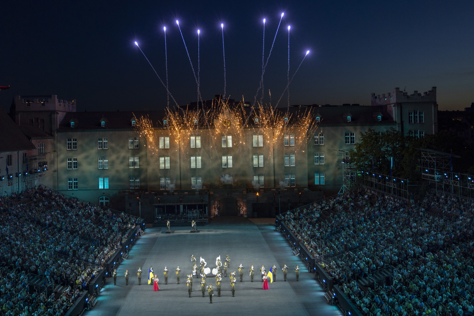 In Formation unter dem Feuerwerk in der Kaserne Basel 2023