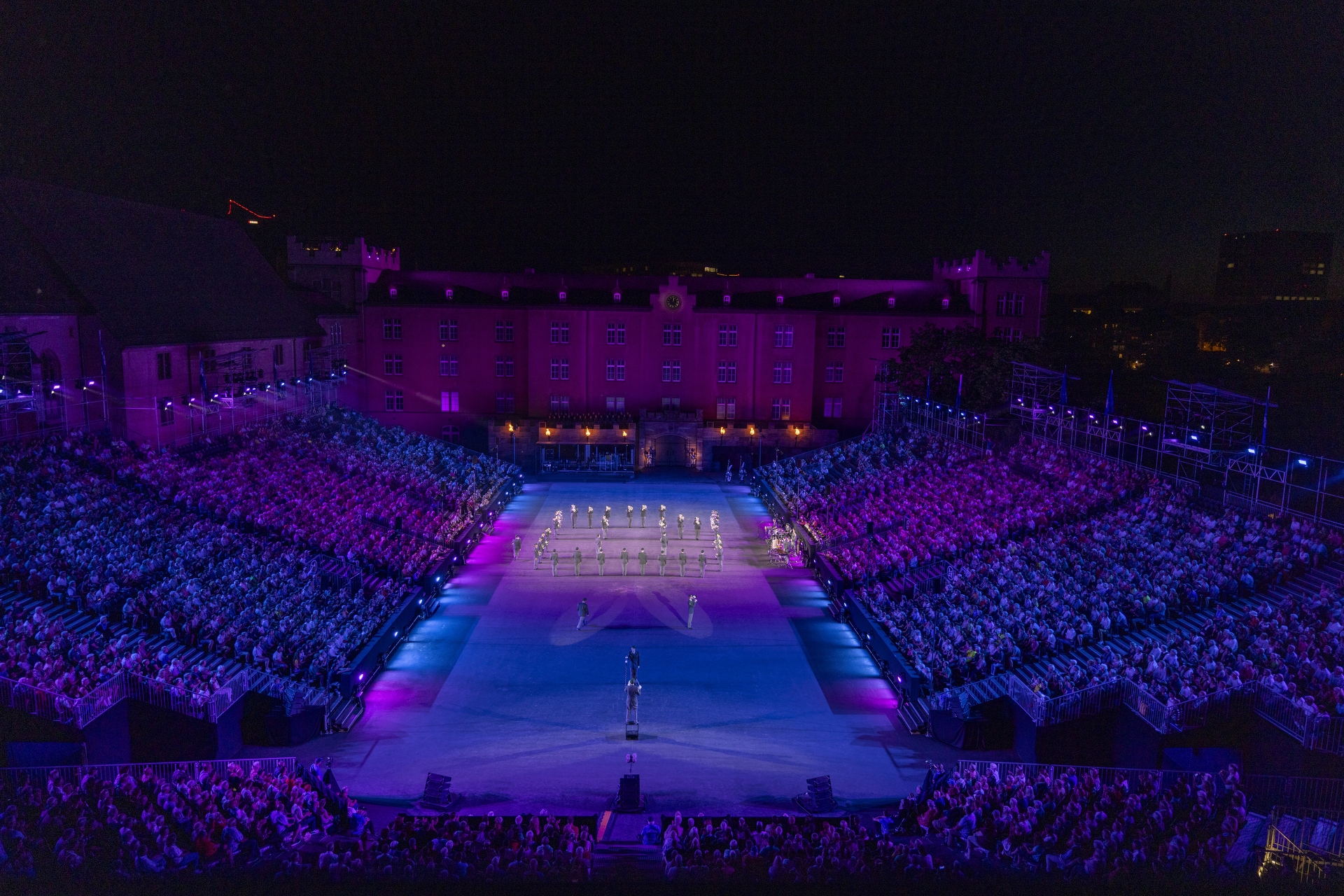 Die violett, blau beleuchtete Kaserne Basel 2023 