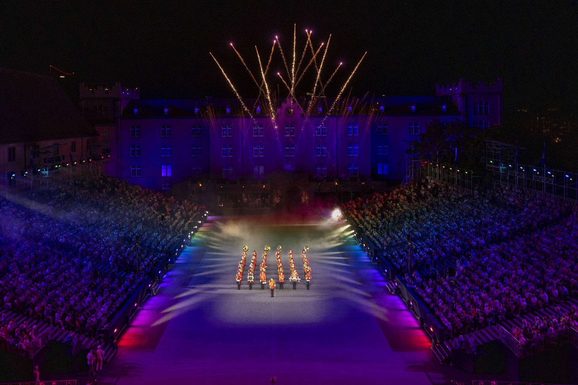 Die New Zealand Army Band  in der Kaserne Basel unter dem Feuerwerk 2023