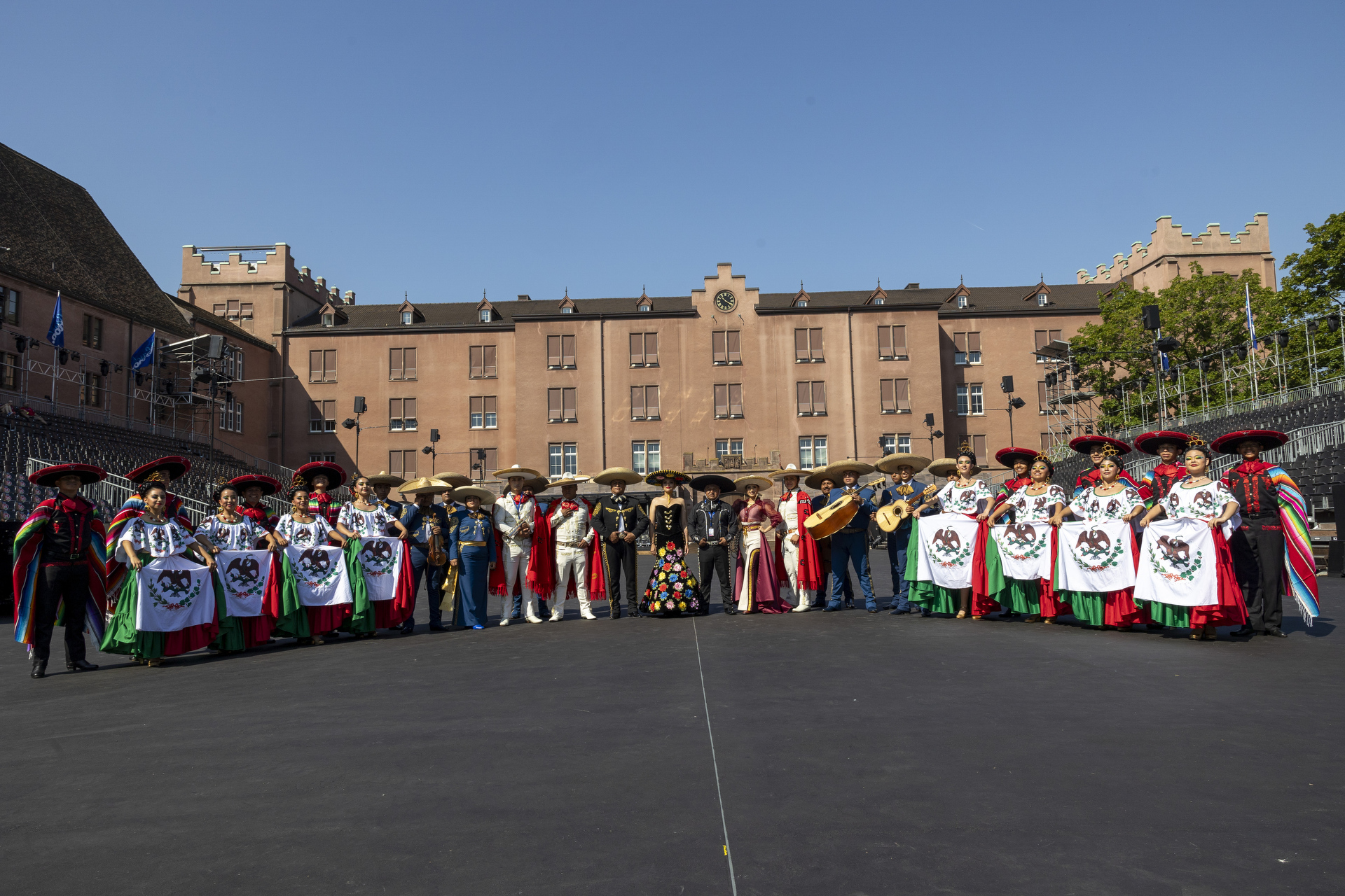 Ein Gruppenfoto der Banda Monumental de México in der Kaserne Basel 2023