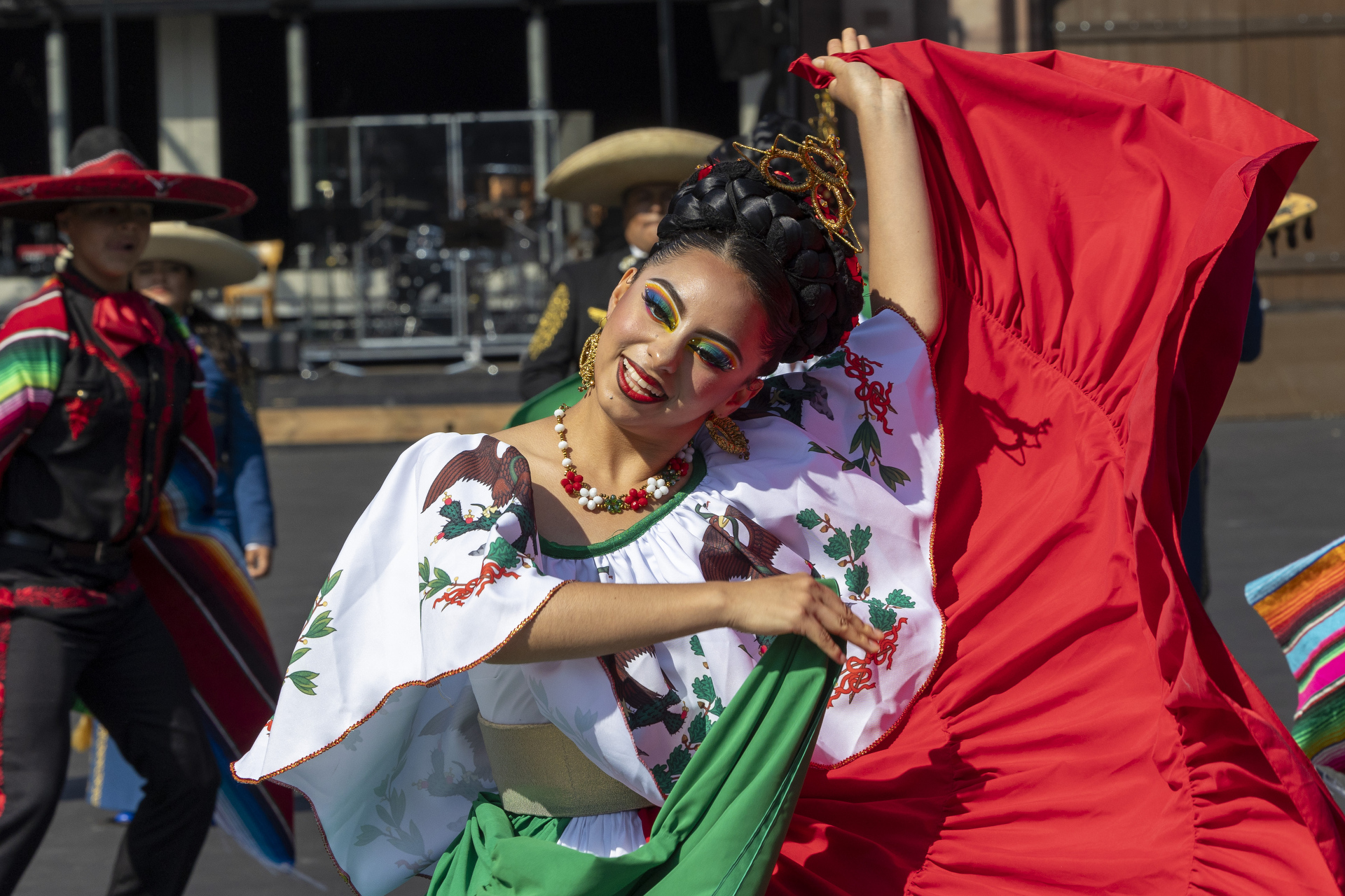 Eine lächelnde Tänzerin der Banda Monumental de México während einer Probe in der Kaserne Basel vom Basel Tattoo 2023