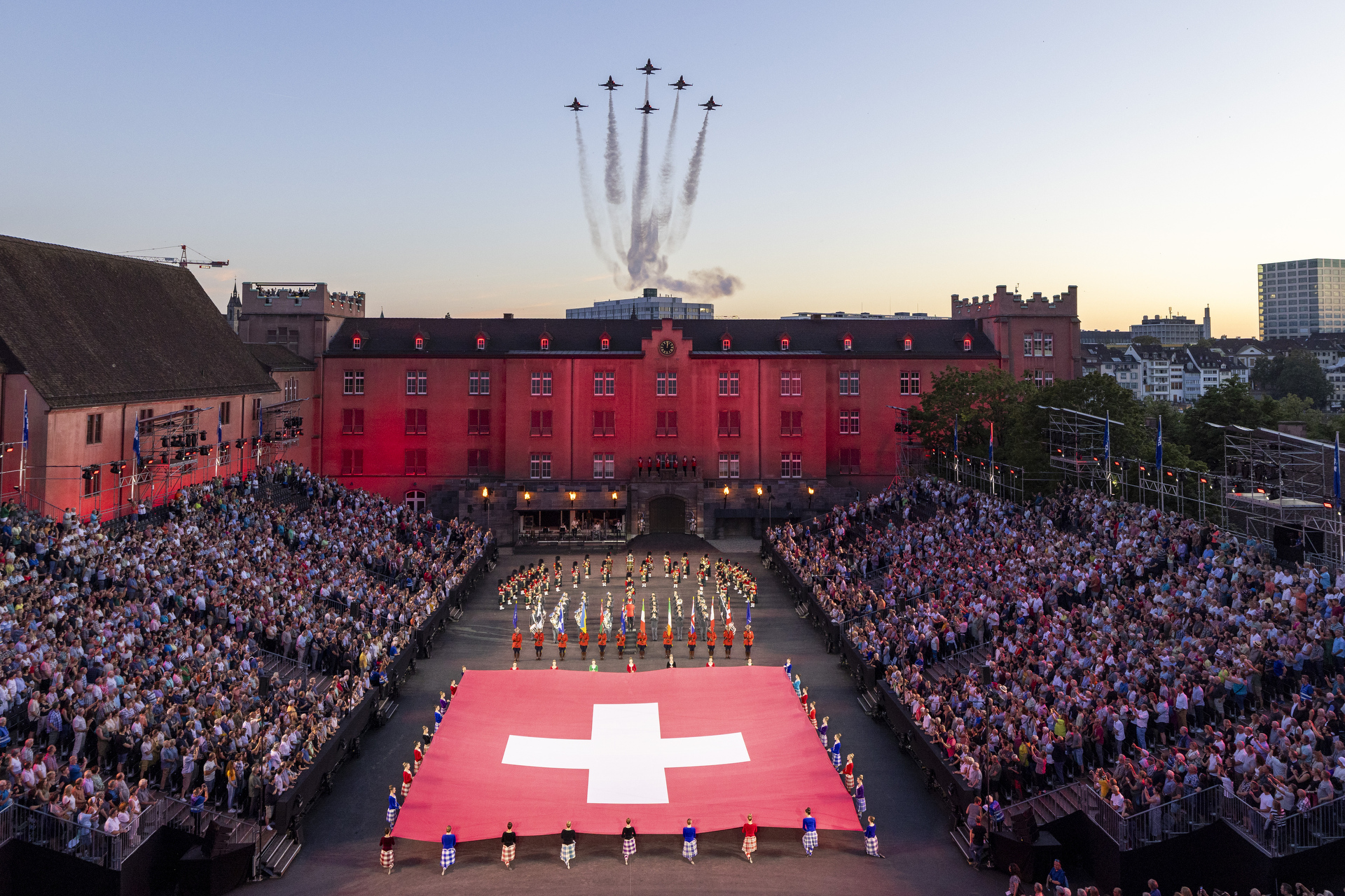 Die Patrouille Suisse eröffnet mit einem Flug über die Kaserne das Basel Tattoo 2023