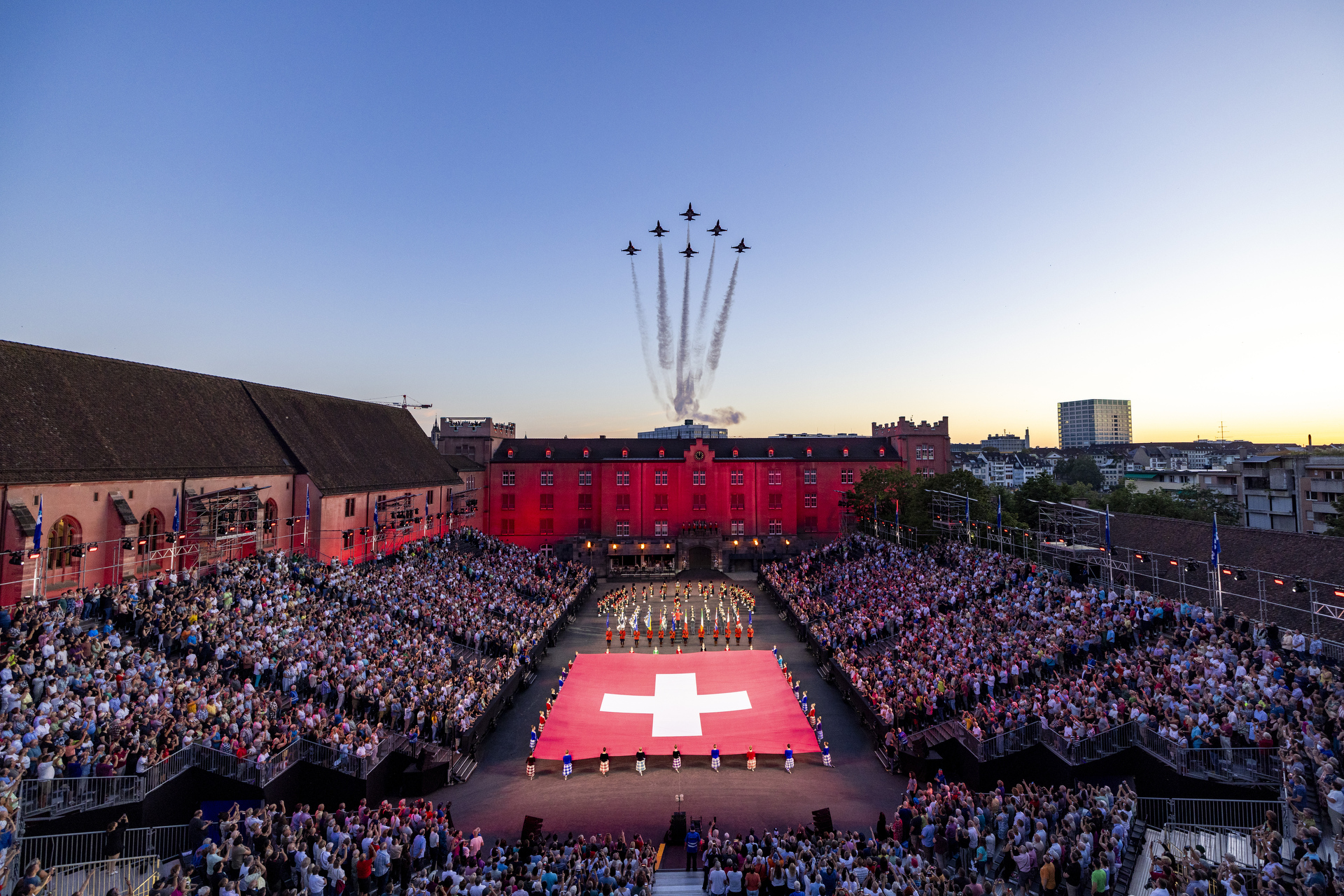 Die Patrouille Suisse fliegt zur Eröffnung des Basel Tattoos über die Kaserne Basel 