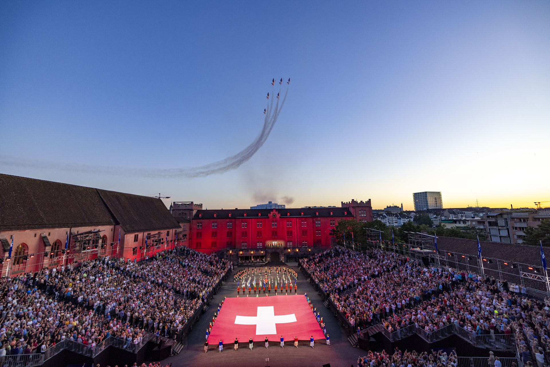 Die Patrouille Suisse fliegt über die Kaserne Basel als Opening des Basel Tattoos 2023