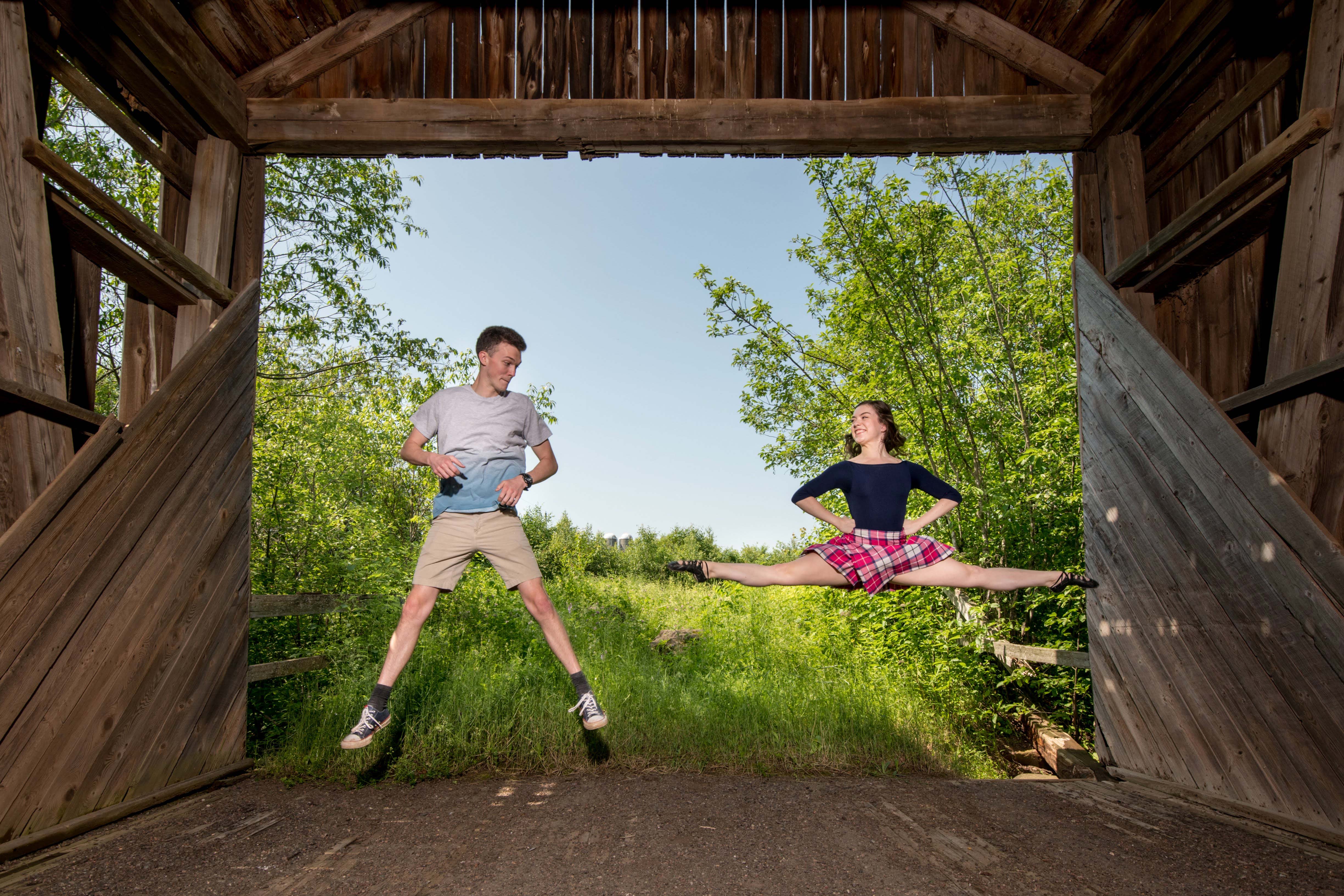 Ewan und Larissa beim Spagatsprung üben