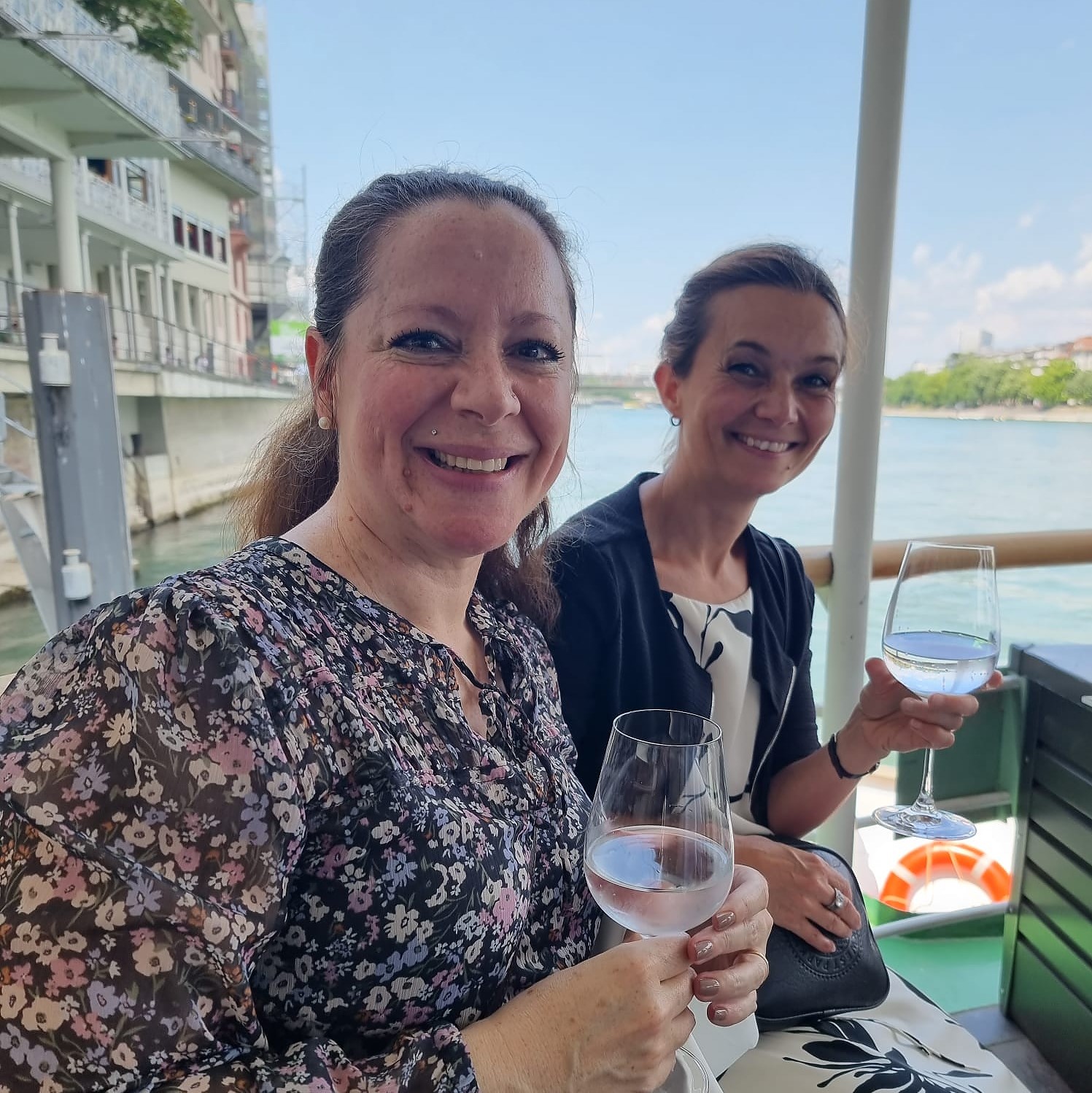 Zwei fröhliche Frauen auf dem Schiff während des Bandleader Meetings