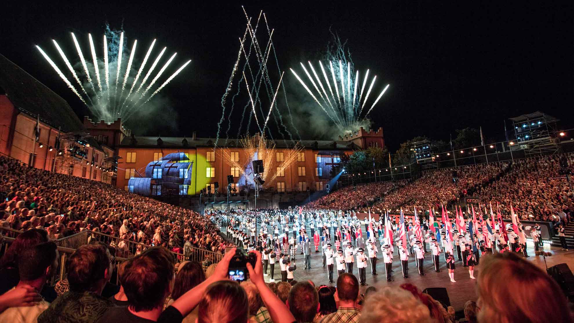 Massed Pipes and Drums in caserma Basel sotto i fuochi d'artificio 2023