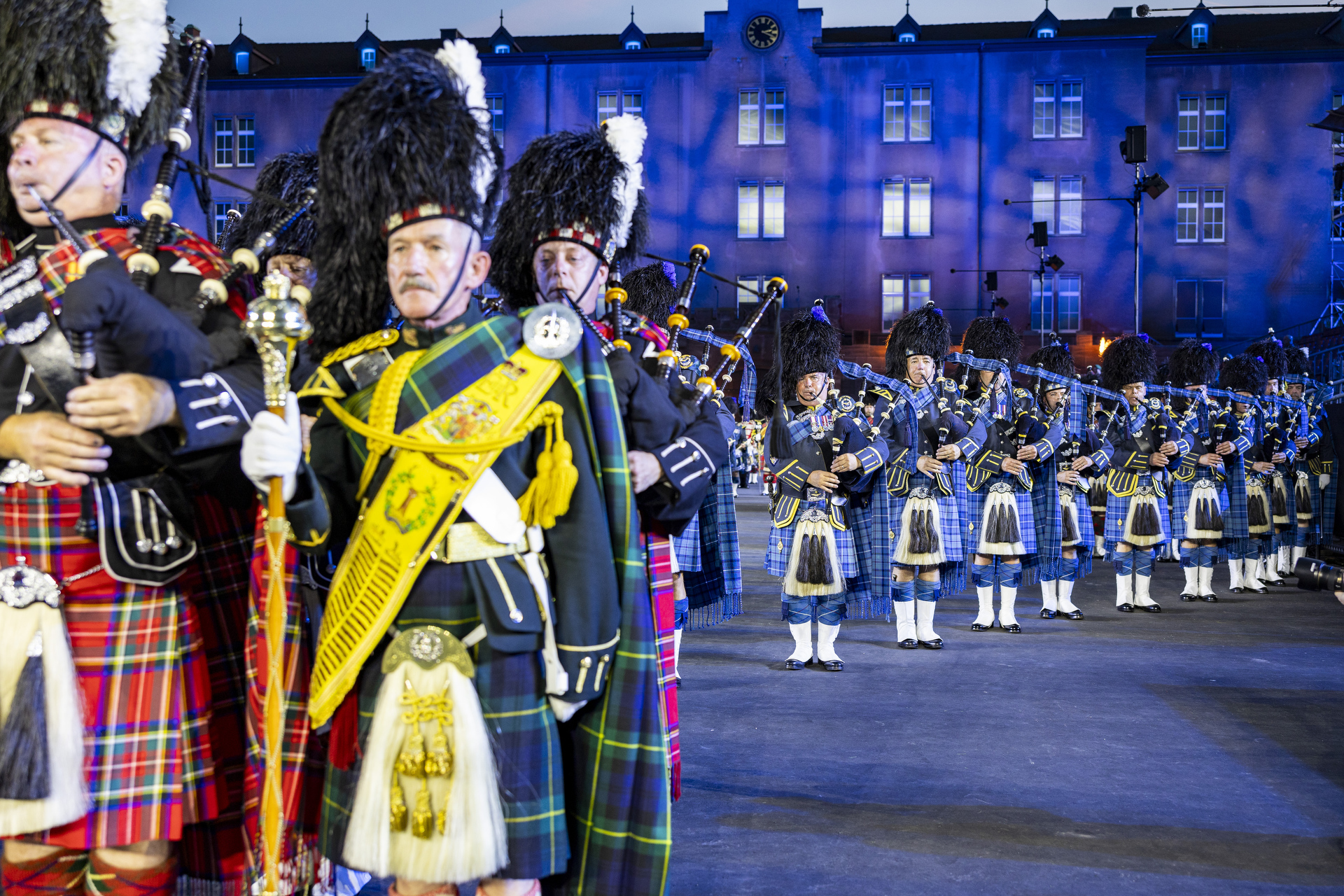 Ein Pipe Major mit verschiedenen Pipes in der Kaserne Basel 2023