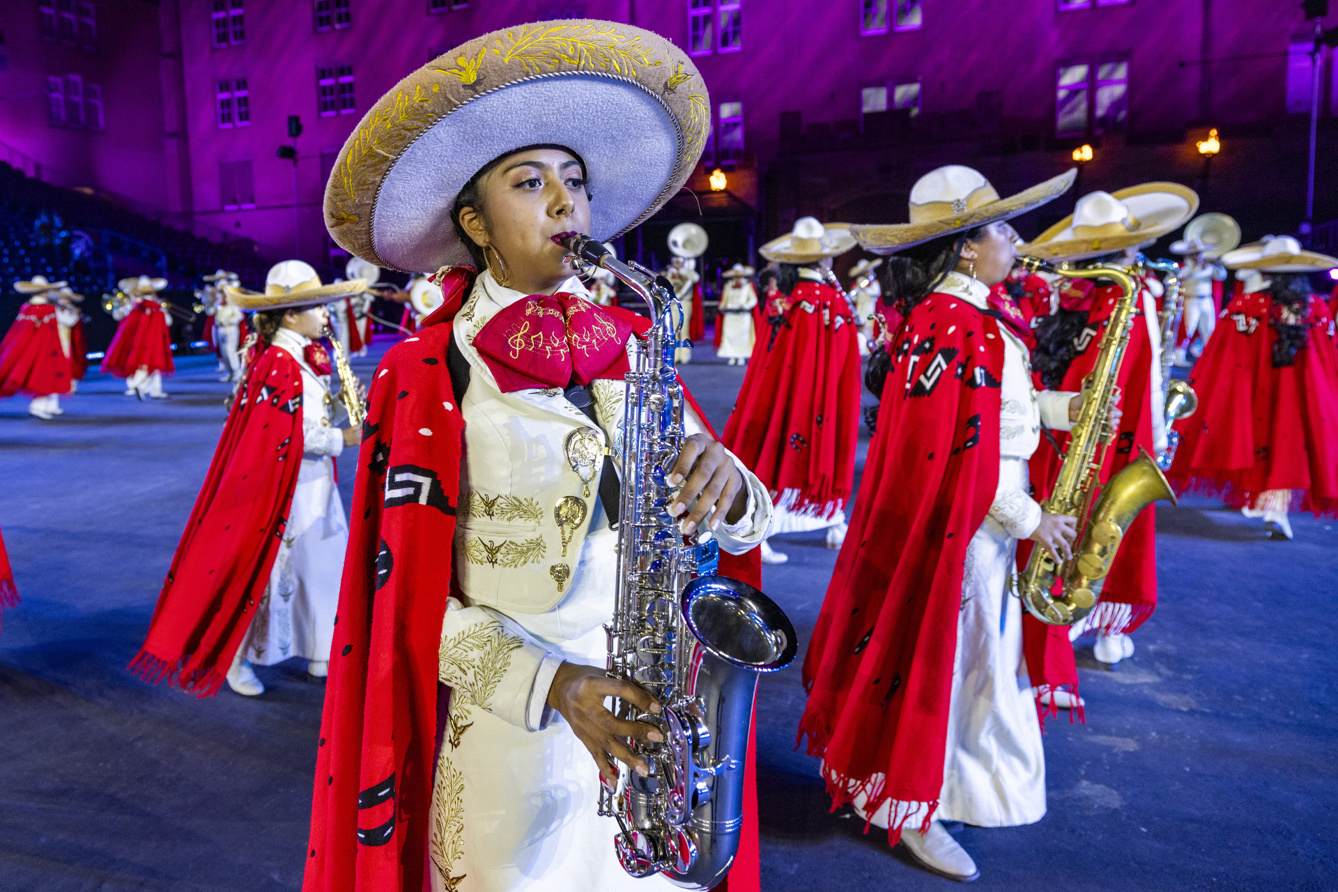 Eine Sxophonistin der Banda Monumental de México in der Kaserne Basel