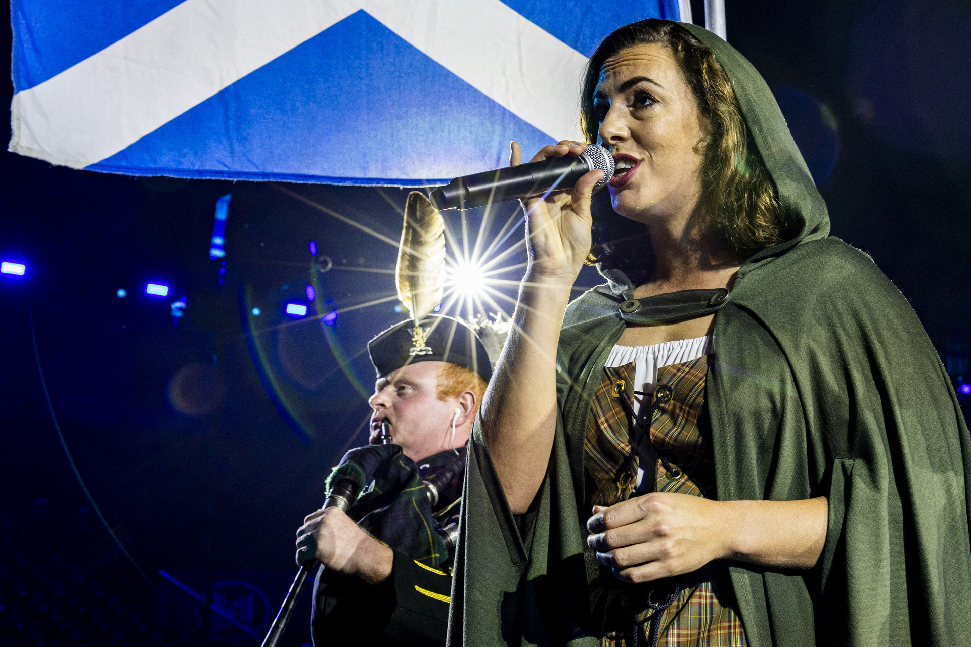 Eine Frau in der Kaserne Basel beim Basel Tattoo 2023 