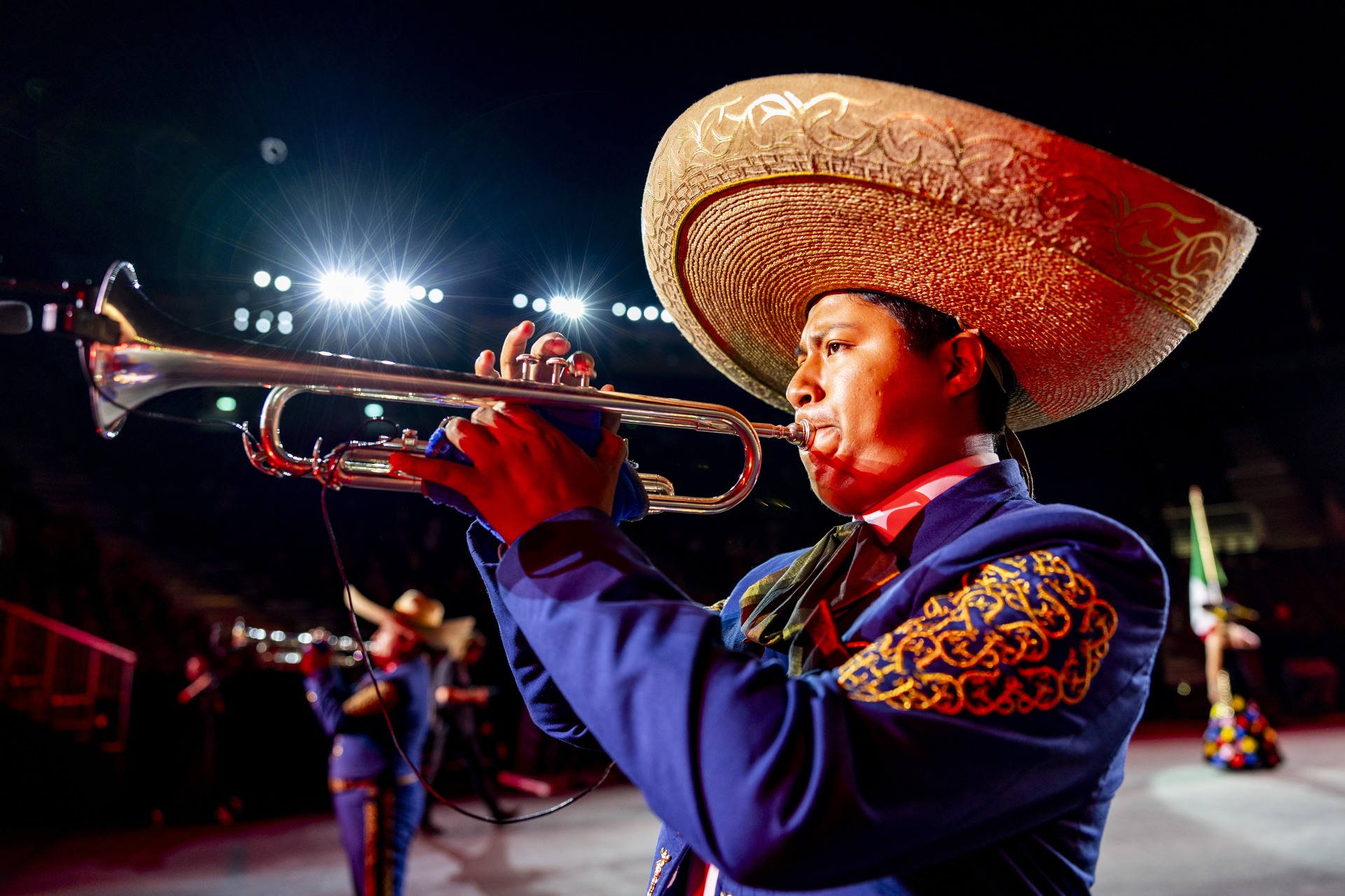 Ein Mann der Trompete spielt aus der Banda Manumental de México in der Kaserne Basel während dem Basel Tattoo 2023