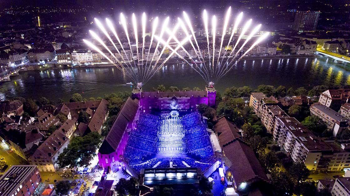 Die Kaserne Basel hell erleuchtet unter dem Feuerwerk 2023