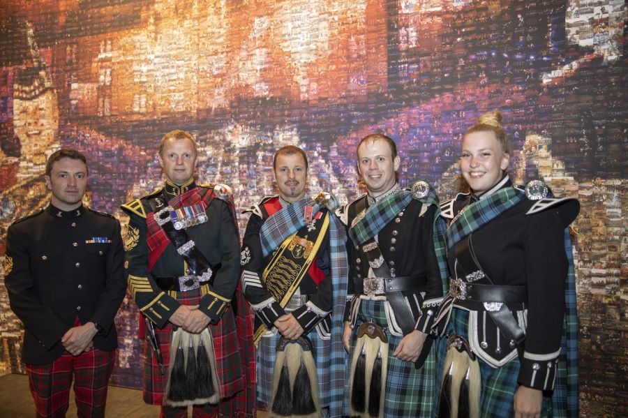Fünf Mitglieder von " The Massed Pipes and Drums" beim Meet and Greet