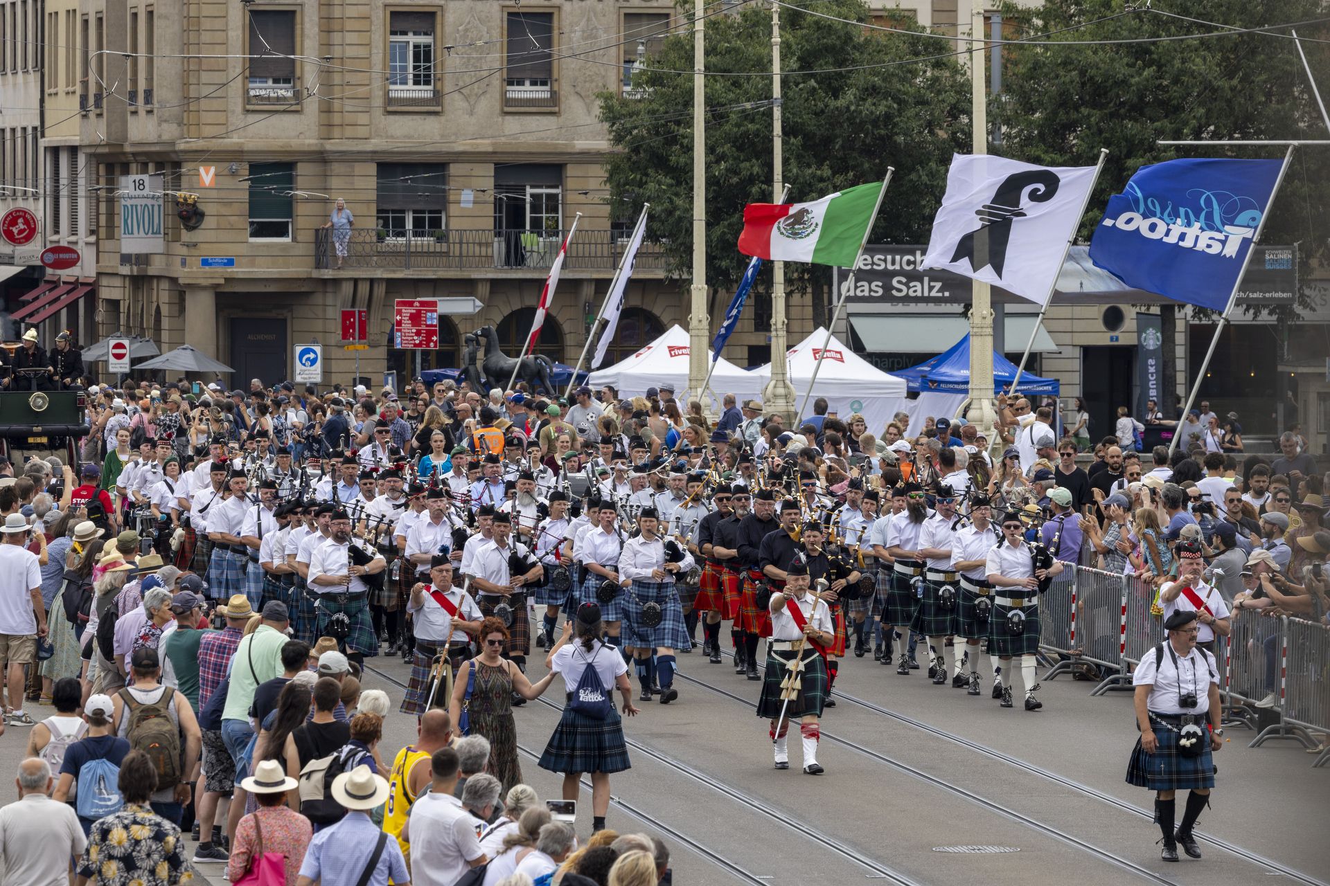 Massed Pipes and Drums an der Basel Tattoo Parade 