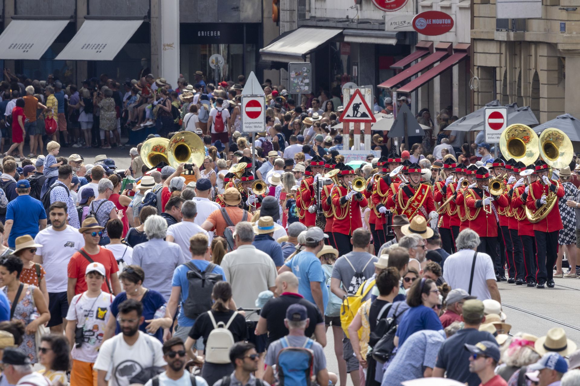 Die "New Zealand Army Band" bei der Basel Tattoo Parade 