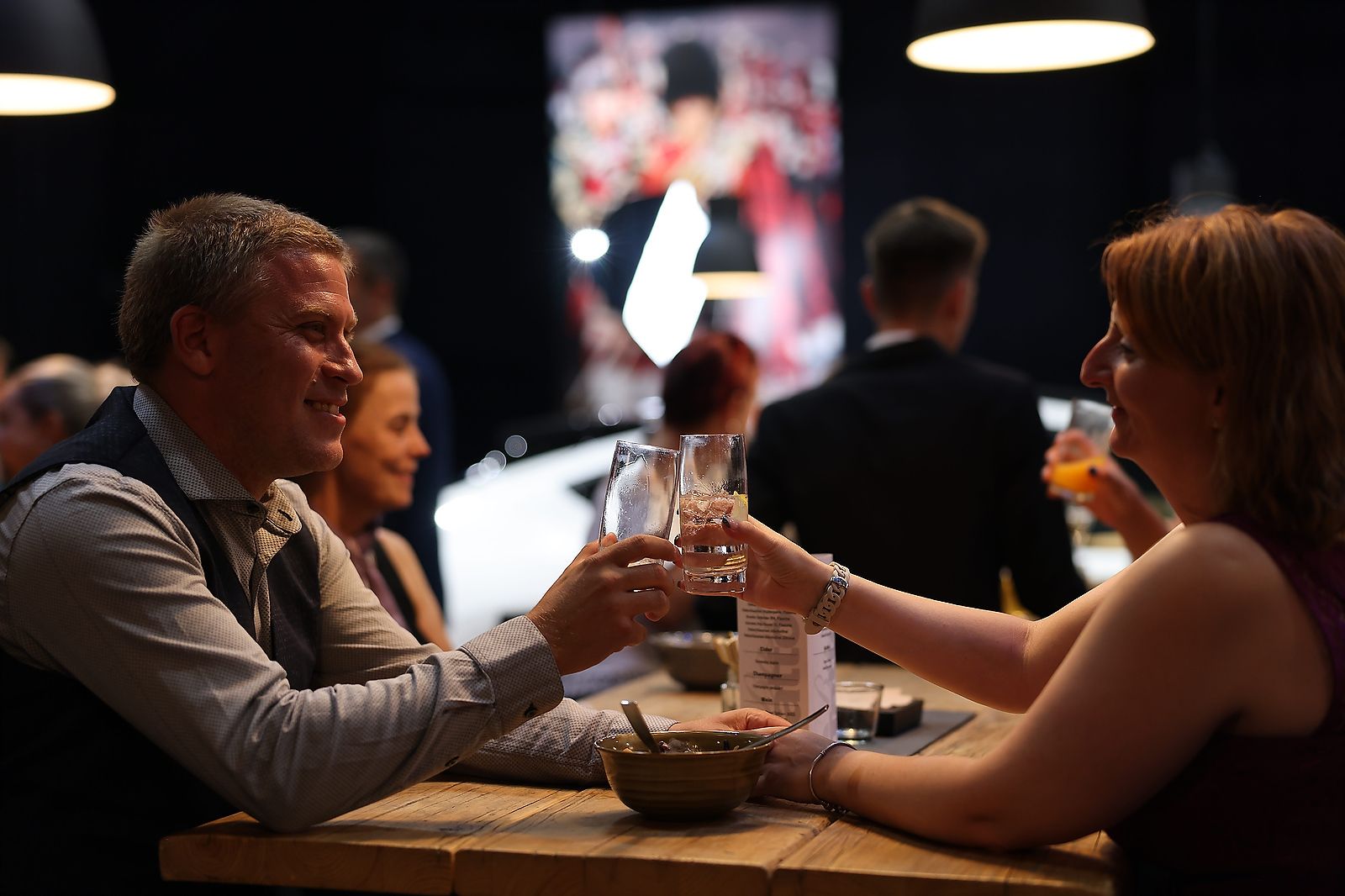 Basel Tattoo Besucher in der Lounge beim Champagner trinken