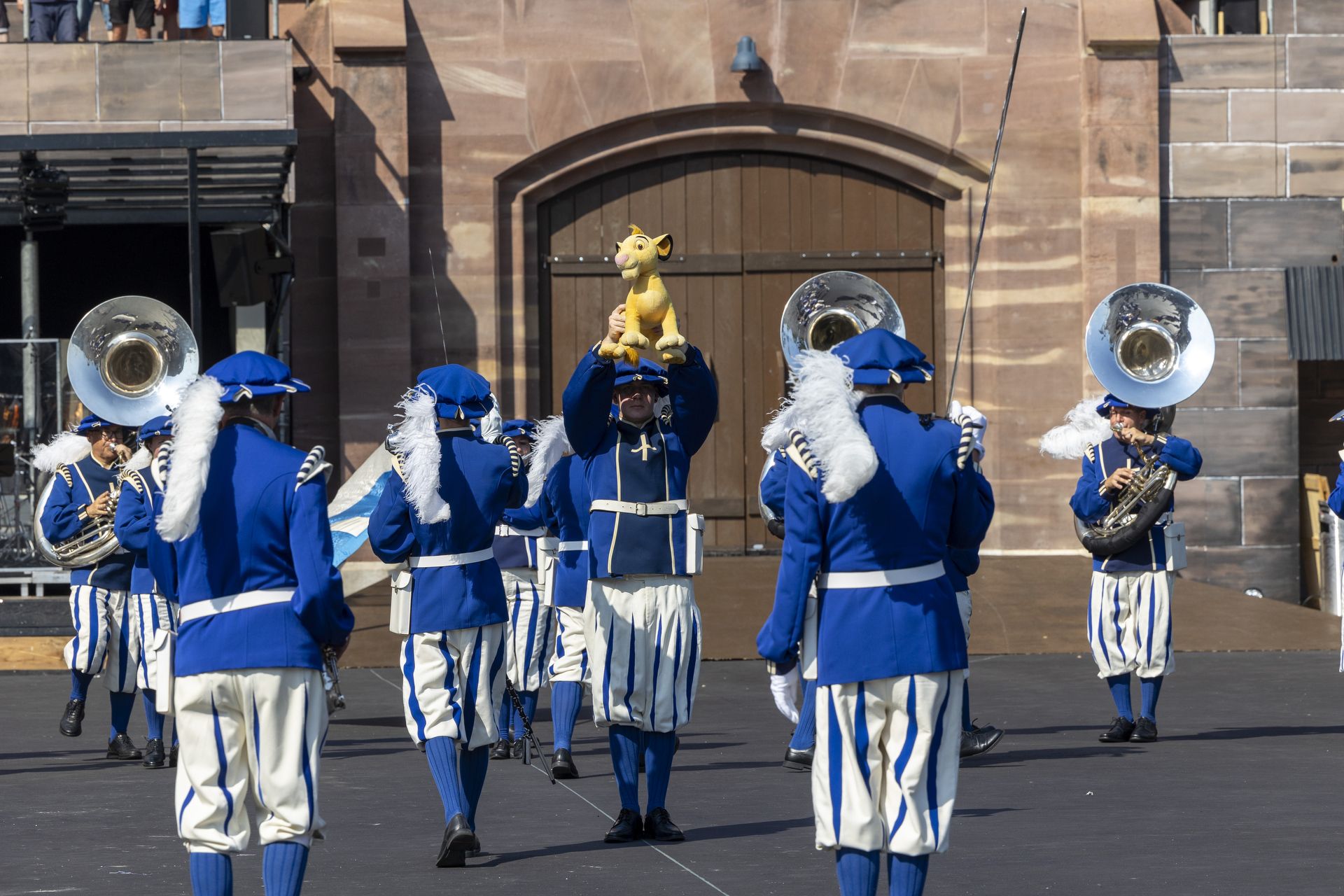 The Lucerne Marching Band  mit einem Löwenstofftier in der Hand stehend in der Kaserne Basel