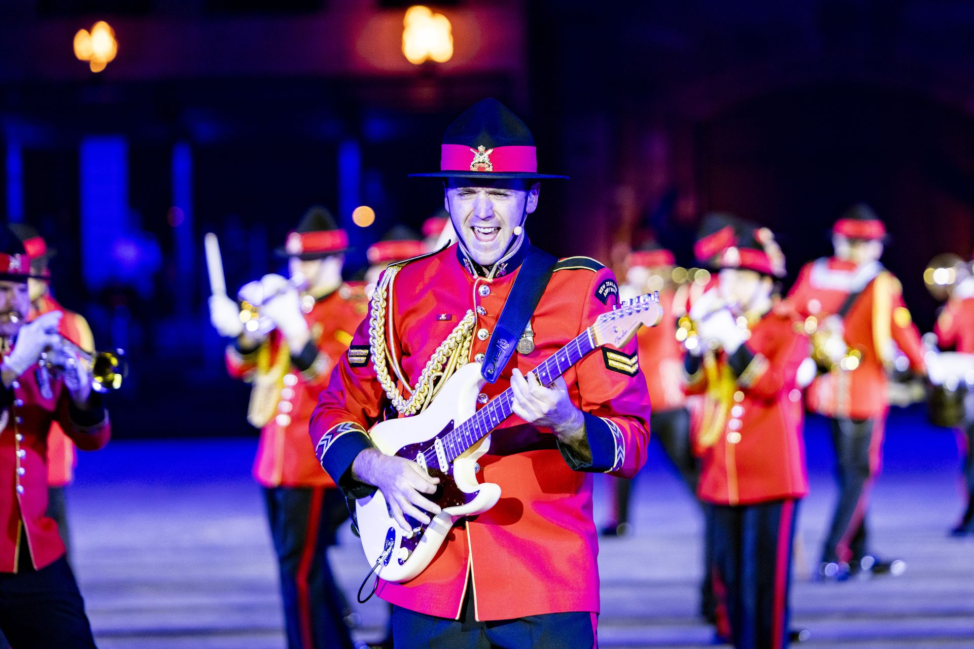 Ein Mann mit einer elektrischen Gitarre der "The New Zealand Army Band" in der Kaserne Basel beim Basel Tattoo 2023