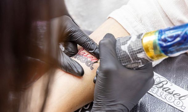 Jenny Thürkauf lässt sich das Basel Tattoo Logo tätowieren