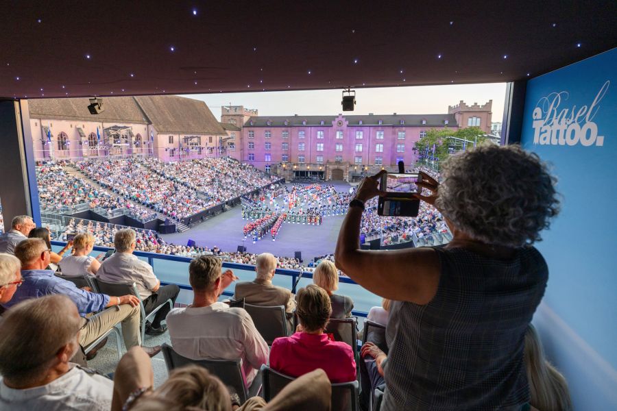 Aussicht aus der Skybox auf die Kaserne und das Geschehen